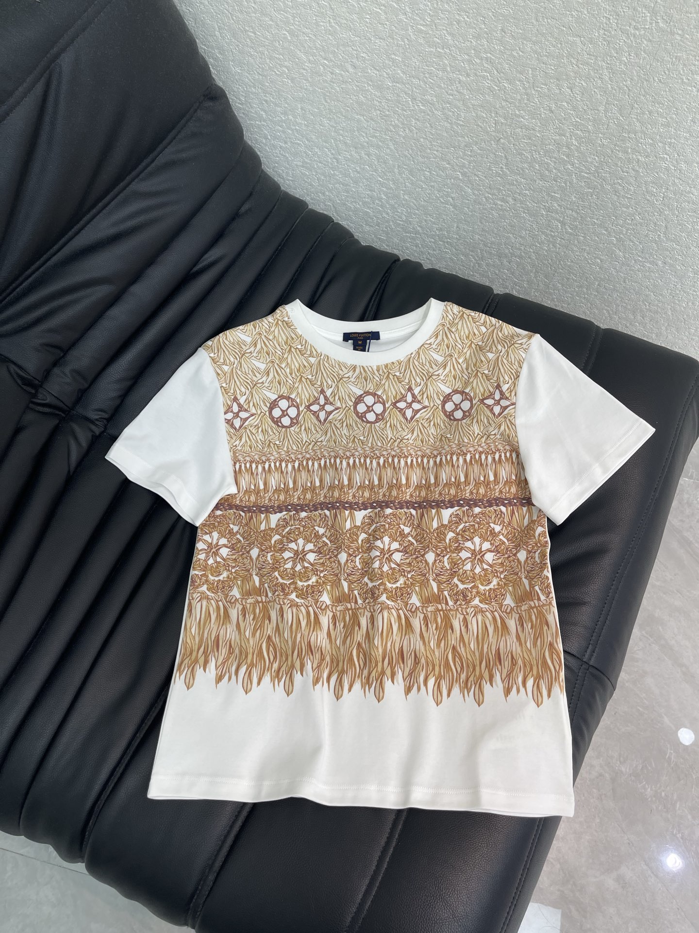 NO:929015,Louis Vuitto*26 new spring and summer new round neck printed short-sleeved T-shirt!  Customized raw cotton material, breathable and comfortable, full of texture. The loose silhouette short-sleeved T-shirt is cut to highlight the brand style. Made of heavyweight pure cotton, slightly stretchy, showing a slimming visual effect. The three-dimensional braided four-leaf clover logo decoration on the body highlights the high-end style. It is stylish when worn alone!  SML,,louis vuitton,T-shirt,tees,t-shirt,19860909Louis Vuitto*26春夏新款同步 圆领印花短袖T恤！定制原生全棉材质 透气舒适 质感十足 宽松廓形短袖T恤裁剪 凸显品牌格调 采用克重纯棉制成 略带有弹力 呈现显瘦视觉效果 大身立体编织感四叶草标识装饰 彰显高级格调 单穿内搭都出彩时髦！SML,,louis vuitton,T-shirt,tees，t-shirt,,Women's clothing