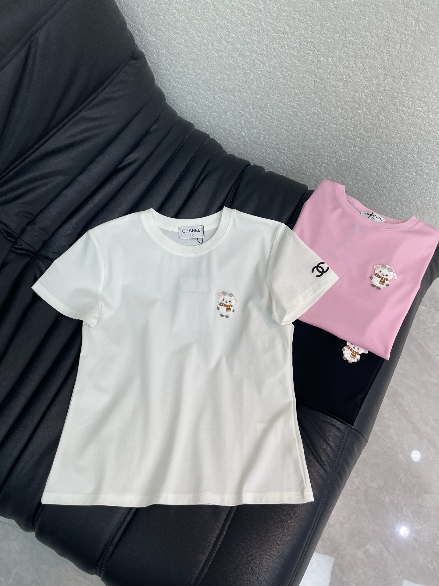 NO:932053,Chane*26 new spring and summer double C three-dimensional embroidered lamb short-sleeved T-shirt Mercerized cotton fabric High-density fashionable sports style Every daily wear Playful and age-reducing design elements full of vitality High quality Size S-XXL,,chanel,T-shirt,tees,t-shirt,19860909Chane*26春夏新款双C立体刺绣小羊短袖T恤 丝光棉面料 高密度时髦运动风 每个日常的穿搭 俏皮减龄充满元气的设计元素 高品质 尺码S-XXL,,chanel,T-shirt,tees，t-shirt,,Women's clothing
