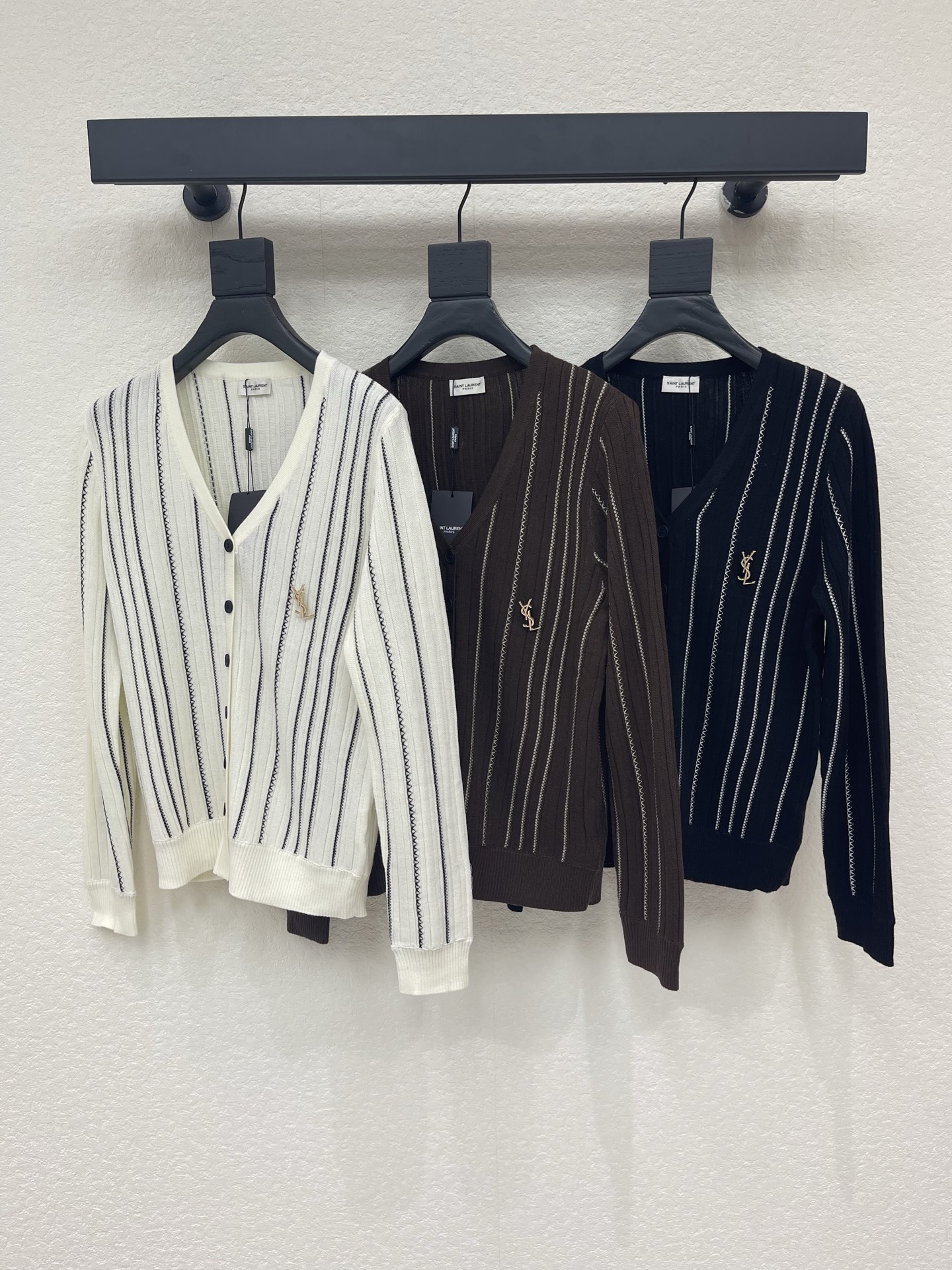 NO:932068,YSL*26 early autumn new vertical striped V-neck knitted long-sleeved cardigan!  Customized wool material, high-quality texture, soft and comfortable V-neck vertical stripe cardigan cut, simple retro and super texture, detailed hardware logo on the front is very recognizable, regular fit, easy to create French elegant commuting style, versatile and easy to match!  SML,,saint laurent,19860909YSL*26早秋新款竖条纹V领针织长袖开衫！定制羊毛材质 质感上乘 柔软舒适 V领竖条纹开衫剪裁 简约复古又超有质感 前襟细节五金徽标超有辨识度 常规版型 轻松打造法式优雅通勤风 百搭不挑人！SML,,saint laurent,,Women's clothing
