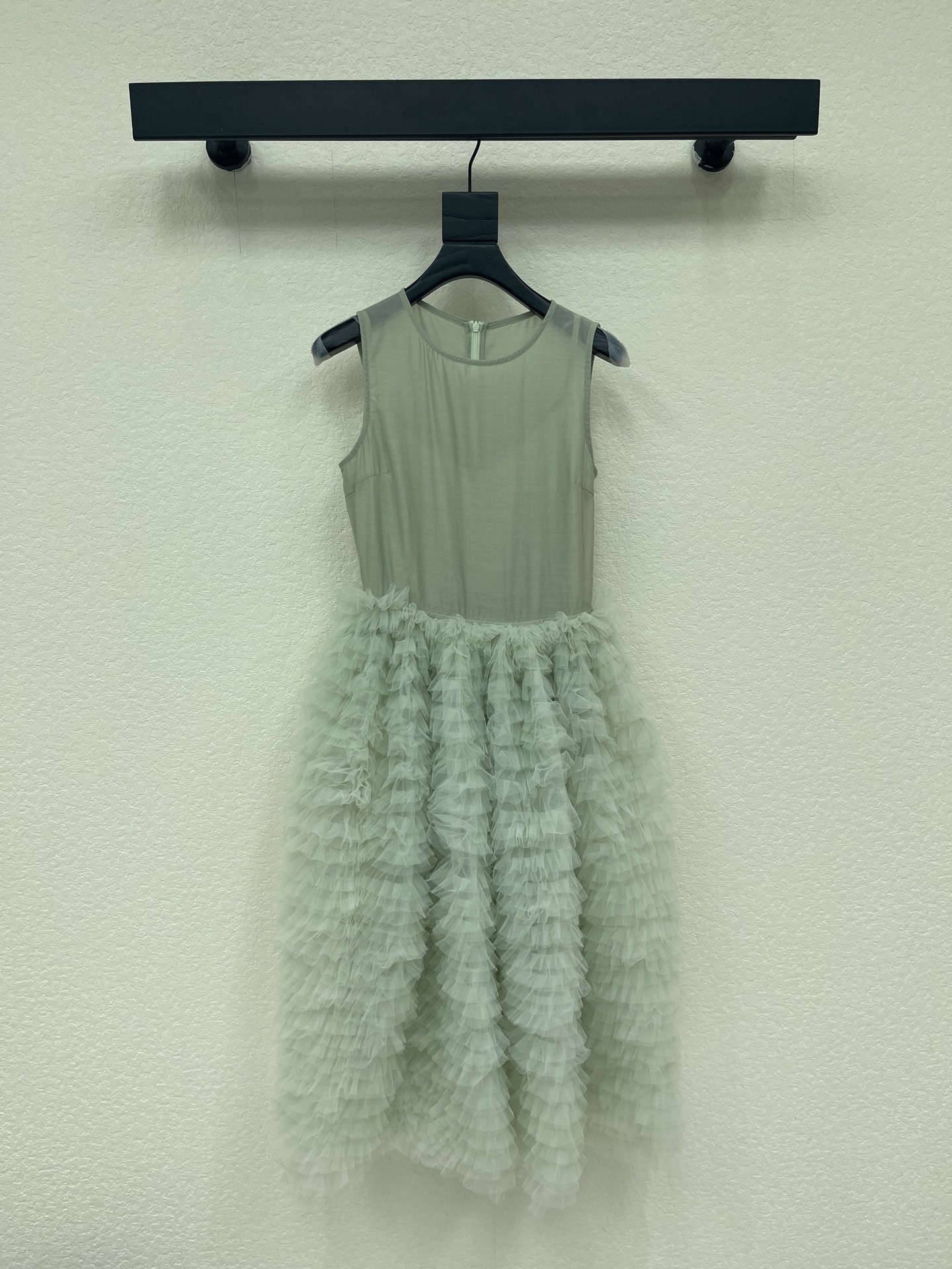 NO:932070,Design*26 New Mesh Cake Skirt Sleeveless Dress This mesh spliced ​​cake skirt is a vest + multi-layered mesh cake skirt. The light green Morandi color is super gentle, light and breathable, and super comfortable to wear in summer!  The hem of the skirt is full of layers, fluffy and smart, and it directly fills the atmosphere of taking photos. Designed as a two-piece set, the vest can be worn alone, which is flexible to match. It is suitable for daily life, parties, and photos. The sweet and elegant style is easy to achieve~SML,,skirts,19860909设计*26新款网纱蛋糕裙无袖连衣裙这款网纱拼接蛋糕裙,背心+多层网纱蛋糕裙,浅绿色莫兰迪色系超温柔,轻盈透气,夏天穿超舒服！裙摆层次感满满,蓬松灵动,拍照氛围感直接拉满.两件套设计,背心可单穿,搭配灵活,日常、聚会、拍照都很适合,甜美优雅风格轻松拿捏～SML,,skirts,,Women's clothing