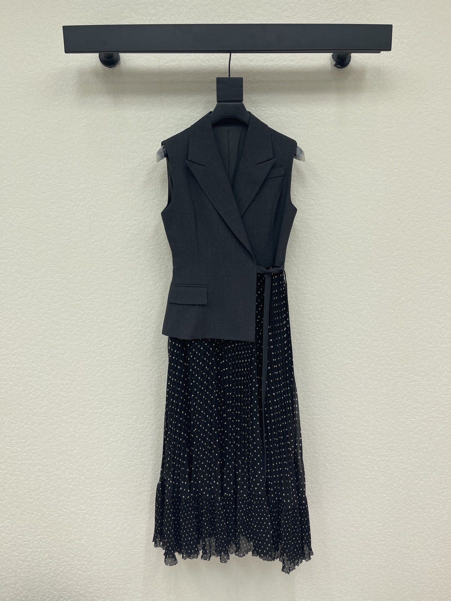 NO:932061,Self-Portrait 26 new SP suit vest splicing dress Liu Shishi's same splicing polka-dot dress, fake two-piece design, the upper part is a dark gray sleeveless suit vest, the waist tie highlights the waistline, smart and neat; the lower part is a black polka-dot mesh pleated skirt, retro and smart, perfect for walking elegantly. The overall style is strong and soft, easy to control for commuting, workplace, and formal occasions, elegant and practical, easy to switch between multiple styles, both temperament and comfort!  SMLXL,,skirts,business suit,19860909Self-Portrait 26新款SP西装马甲拼接连衣裙刘诗诗同款拼接波点连衣裙,假两件设计,上半部分是深灰无袖西装马甲,收腰系带凸显腰线,干练利落；下半部分黑色波点网纱百褶裙,复古灵动,走路飘逸感满分.整体风格刚柔并济,通勤、职场、正式场合都能轻松驾驭,优雅又实用,轻松切换多种风格,气质与舒适兼备！SMLXL,,skirts,business suit,,Women's clothing