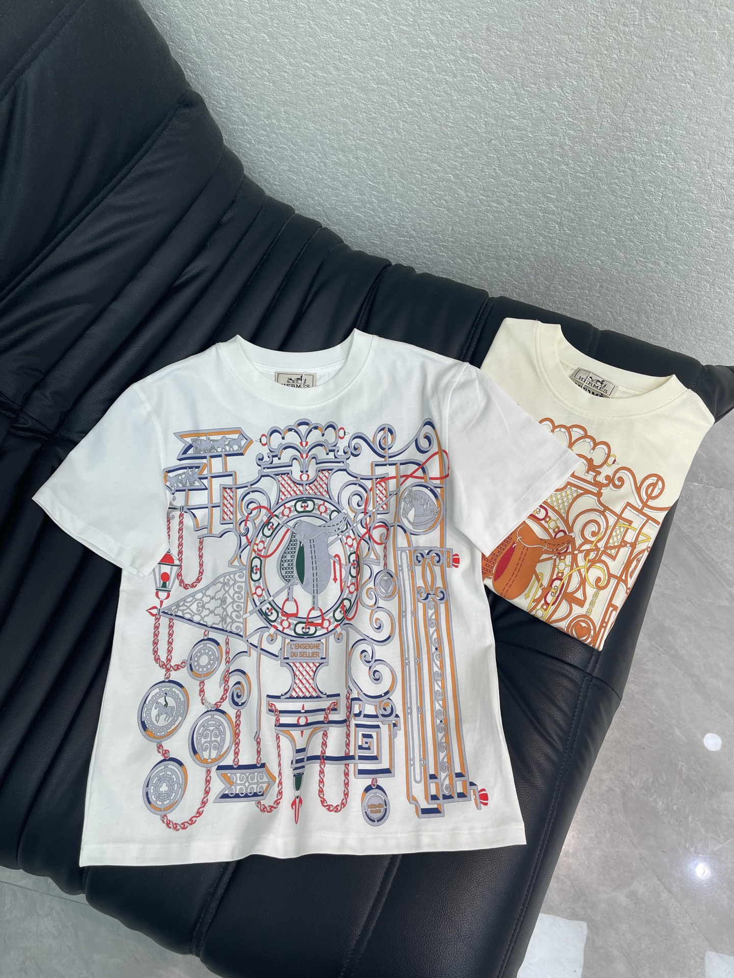 NO:932051,Herme*26 new equestrian print short-sleeved T-shirt!  Customized 100% cotton material with fine texture, comfortable and breathable, complex prints, integrated with classic elements such as equestrianism, harnesses and badges, simple and interesting, full of retro feel, rich artistic style, fashionable and casual, both single and inner wear. SML, hermes, T-shirt, tees, t-shirt,19860909Herme*26新款马术印花短袖T恤！定制全棉材质 质感细腻 舒适透气 复杂印花 融合马术、马具和徽章等经典元素,简约又有趣 复古感满满 艺术风格层次丰富 时髦休闲单穿内搭都出彩时髦.SML,,hermes,T-shirt,tees，t-shirt,,Women's clothing
