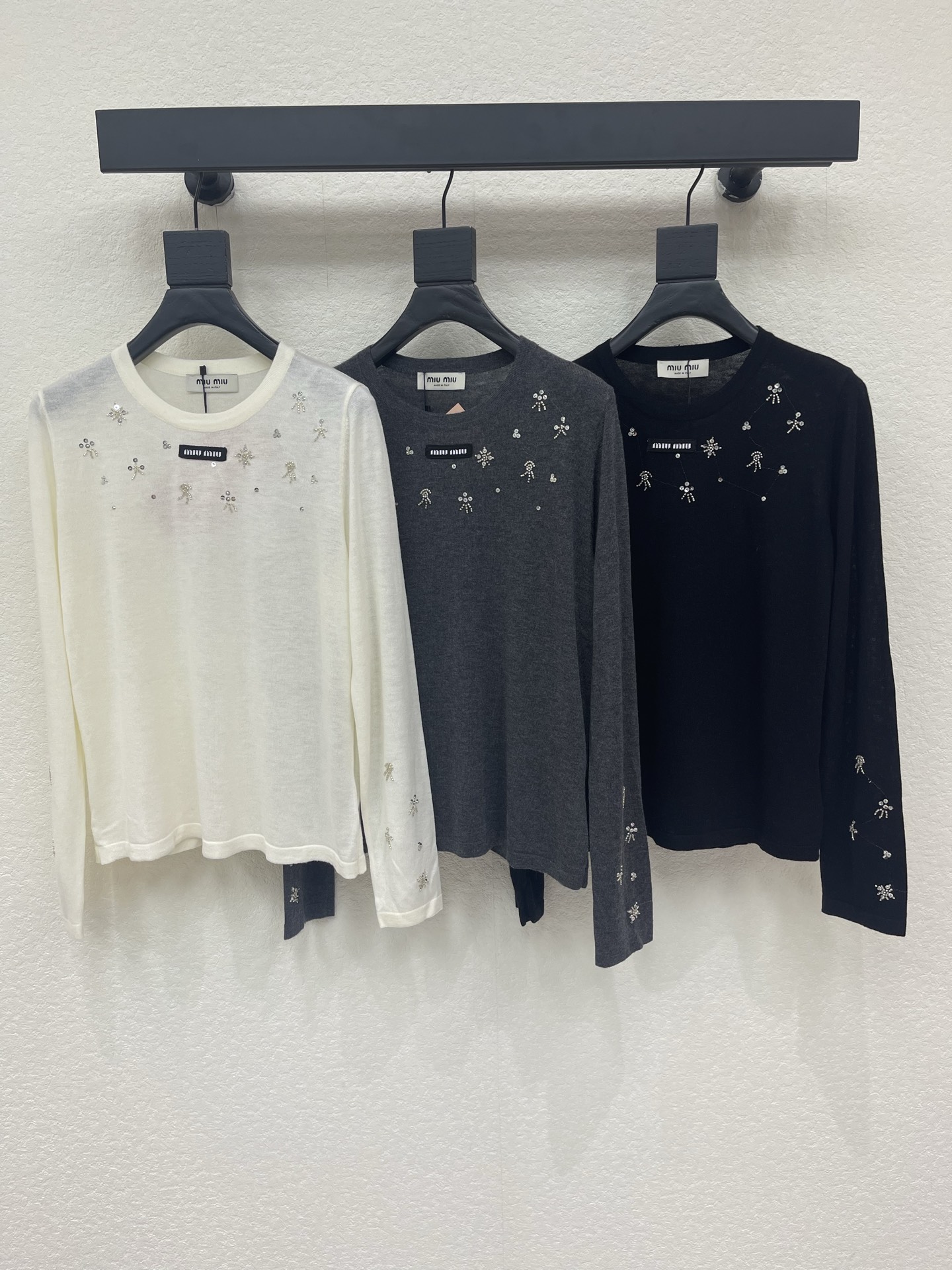 NO:932038,Miumi*26 new early autumn beaded flower knitted bottoming shirt, soft knitted fabric, super comfortable to wear!  Decorated with exquisite flower beading, the details are perfect, and the round neck and long-sleeved design are suitable for wearing alone or layered. The beading process makes the overall look more refined, and it looks great when paired with skirts or jeans. It can easily switch between gentle or casual styles ~ It can be easily used for daily commuting and casual occasions, practical and fashionable!  SML,,miumiu,skirts,jeans,19860909Miumi*26早秋新款钉珠花朵针织打底衫,柔软针织面料,穿着超舒适！点缀精致花朵钉珠,细节满分,圆领长袖设计,单穿或内搭都很OK.钉珠工艺让整体更精致,搭配半裙或牛仔裤都很出彩,轻松切换温柔or休闲风～日常通勤、休闲场合都能轻松驾驭,实用又时髦！SML,,miumiu,skirts,jeans,,Women's clothing