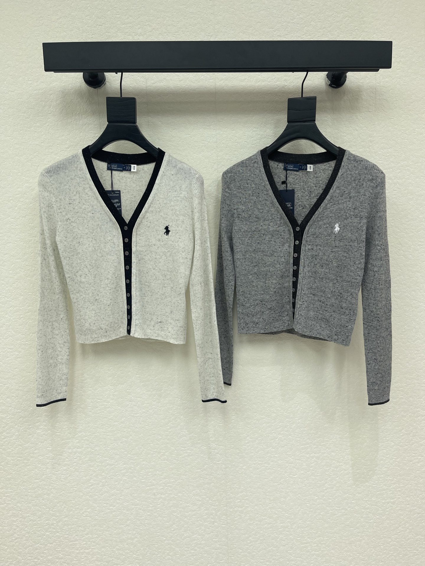 NO:932030,Ralph laure*Raff polo26 new early autumn pony knitted V-neck cardigan, classic V-neck design, soft knitted fabric, comfortable and warm. With black trim, simple and elegant, front button opening and closing, super easy to put on and take off. Pony embroidery on the left chest, perfect brand recognition!  In spring and autumn, it can be worn alone or layered, paired with light-colored trousers or skirts, and you can easily get a casual and elegant style ~ perfect for daily commuting and casual occasions!  SML,,loro piana,skirts,19860909Ralph laure*拉夫polo26早秋新款小马针织V领开衫,经典V领设计,柔软针织面料,舒适又保暖.搭配黑色边饰,简约大方,正面纽扣开合,穿脱超方便.左胸小马刺绣,品牌辨识度满分！春秋季节可单穿或内搭,搭配浅色长裤或裙装,轻松get休闲优雅风～日常通勤、休闲场合都很适合哦！SML,,loro piana,skirts,,Women's clothing