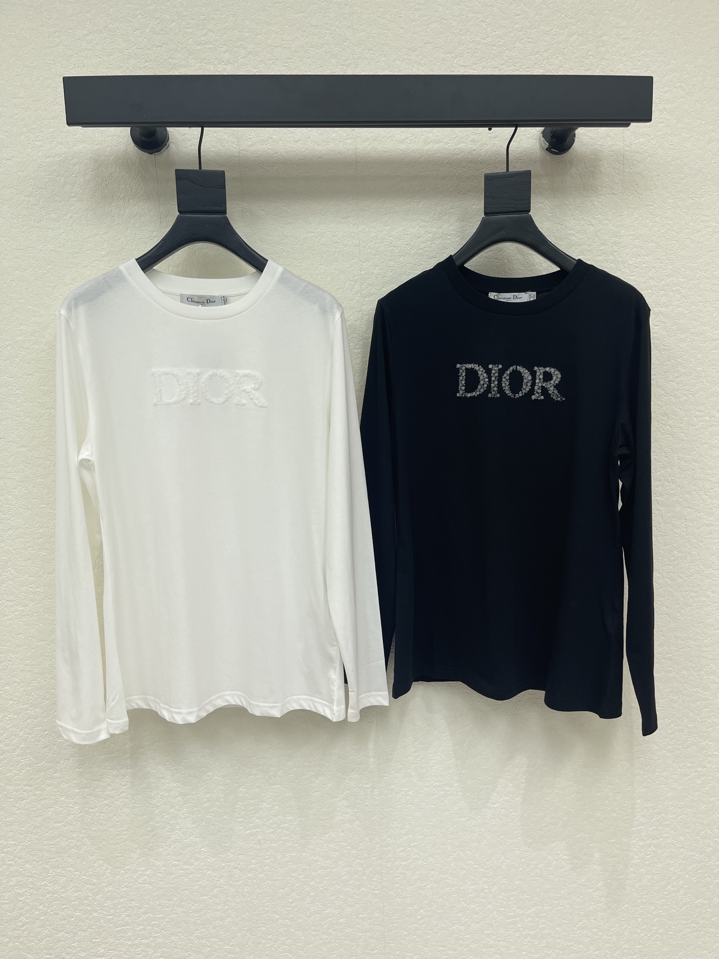 NO:934898,Dio*26 early autumn new style toothbrush embroidered letters embroidered round neck long-sleeved T-shirt. Simple long-sleeved basic top, black and white two-color classic and versatile. Selected delicate and soft cotton fabric, skin-friendly and breathable with soft matte texture, neat round neck to fit the neck line. Three-dimensional embroidered brand logo on the chest, exquisite craftsmanship  It is not exaggerated, and the loose and slightly dropped shoulders are suitable for all body shapes. It is clean and neat to wear alone, with a suit and a vest inside, and is suitable for commuting and leisure scenes, interpreting the simple, light and luxurious French style. SML, dior, tees, t-shirt, business  suit,19860909Dio*26早秋新款牙刷绣字母刺绣圆领长袖T恤.简约长袖基础上衣,黑白双色经典百搭.甄选细腻柔软棉质面料,亲肤透气自带柔和哑光质感,利落圆领贴合颈部线条.胸口立体刺绣品牌标识,工艺精致低调不浮夸,宽松微落肩版型包容各类身形.单穿干净利落,内搭西装、马甲层次高级,适配通勤休闲多场景,诠释简约轻奢的法式穿搭格调.SML,,dior,tees，t-shirt,business suit,,Women's clothing