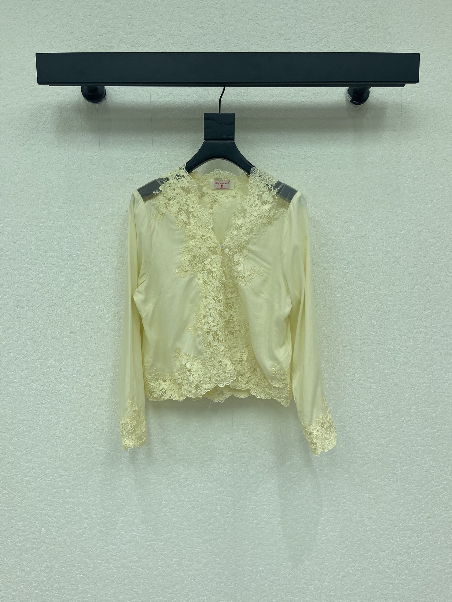 NO:932104,Chane*26 new ramie water-soluble lace embroidered shirt. Exquisite version, high-end and delicate texture. Minimalist regular tailoring. Fashionable personality. Shows pure desire. Classic and versatile colors. Western style. Reduce age. Can be used in all seasons. Customized fabrics and accessories. Check the version. SML,,chanel,shirts,19860909Chane*26新品苎麻水溶花边刺绣衬衫 精致版型,高级肌理细腻 极简主义常规剪裁 个性时髦 彰显纯欲调性 经典百搭色系 洋气 千金减龄 四季都可 定制面辅料 认准版本 SML,,chanel,shirts,,Women's clothing