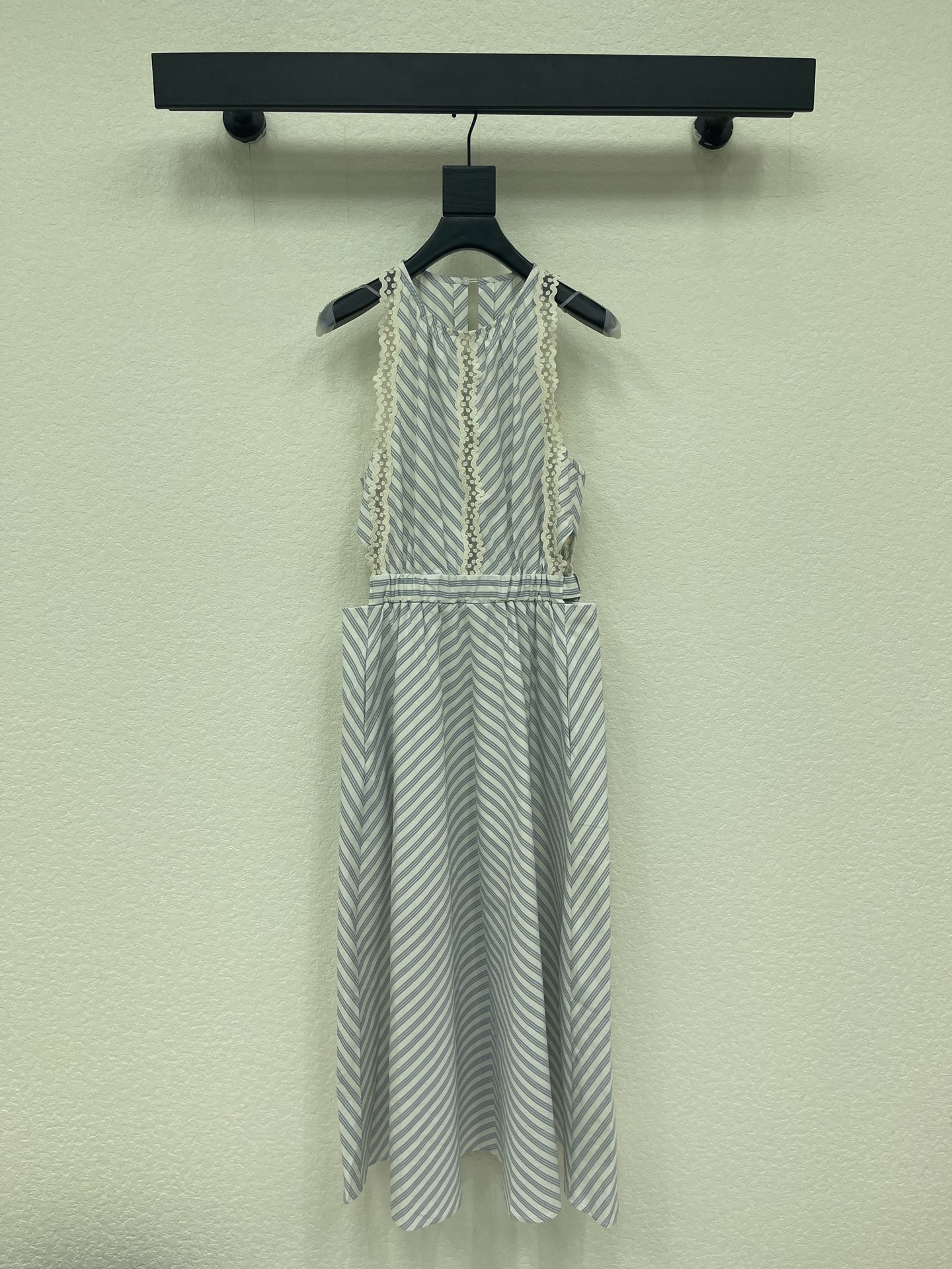 NO:933160,Design 26 New Striped Lace Sleeveless Dress This blue and white diagonal striped dress is light, breathable and perfect for summer!  Sleeveless round neck + lace trim, full of French elegance. Elastic high waist + A-line skirt, modifying the waistline and lengthening the legs, super friendly to the figure ~ It can be worn for daily commuting and vacation. Pair it with white shoes or sandals to create a fresh and natural atmosphere!  SMLXL,,sandals,skirts,19860909设计 26新品条纹蕾丝无袖连衣裙这款蓝白斜条纹连衣裙,轻薄透气超适合夏天！无袖圆领+蕾丝花边,法式优雅感满满.松紧高腰+A字裙摆,修饰腰线又显腿长,对身材超友好～日常通勤、度假都能穿,搭配小白鞋或凉鞋,清新自然氛围感直接拉满！SMLXL,,sandals,skirts,,Women's clothing