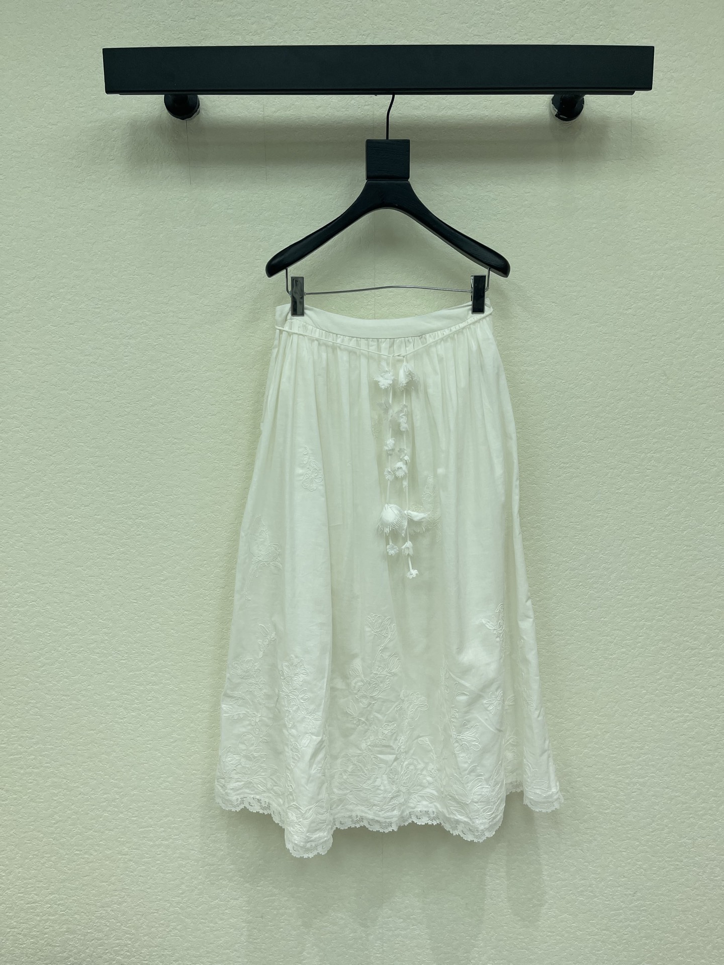 NO:932096,*26 new three-dimensional flower embroidered skirt, high-end fabrics, versatile version, the touch of the upper body will be comfortable to everyone who wears it!  The classic colors are elegant and high-end, a must-have for daily wear!  SML,,skirts,19860909*26新品立体花朵刺绣半裙 高订面料,百搭版型 上身的触感谁穿谁知道的舒服！ 经典颜色都是气质又高级, 日常穿搭必备！ SML,,skirts,,Women's clothing