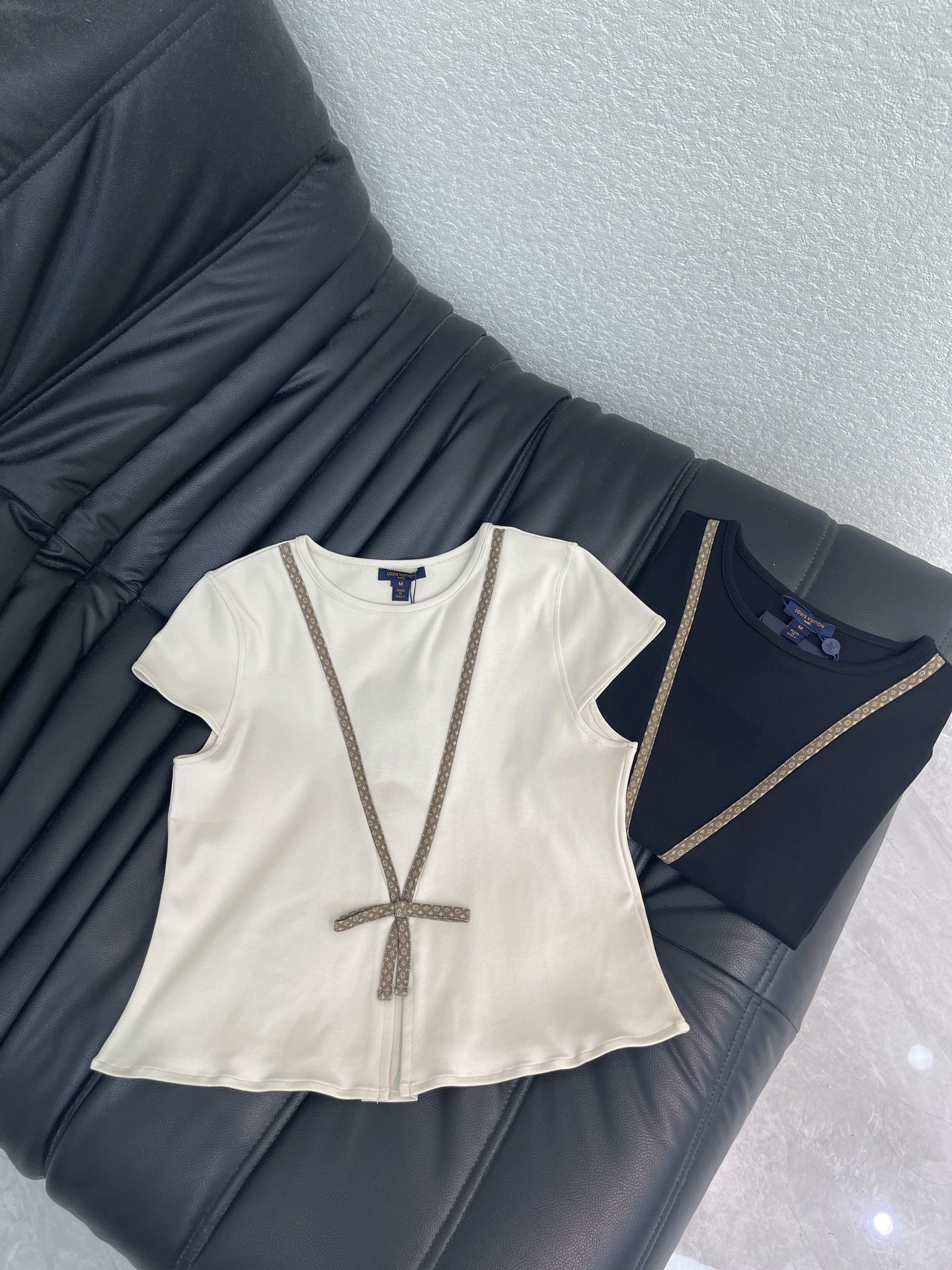 NO:933166,Louis Vuitto*26 new spring and summer bow short-sleeved T-shirt, light and pure cotton fabric is perfect for summer!  The front strap design is super layered and can be freely adjusted for tightness, making it very friendly to the body shape. The round neck is simple and versatile, and can be easily used for daily commuting and leisure. The tailoring fits the body shape, and when paired with high-waisted pants or skirts, you can easily get the American sweet and cool style!  SML,,louis vuitton,skirts,T-shirt,tees,t-shirt,19860909Louis Vuitto*26春夏新款蝴蝶结短袖T恤,轻薄纯棉面料超适合夏天！正面绑带设计超有层次感,还能自由调节松紧,修饰身形超友好～圆领简约百搭,日常通勤、休闲都能轻松驾驭.剪裁贴合身形,搭配高腰裤或半身裙,轻松get美式甜酷风！SML,,louis vuitton,skirts,T-shirt,tees，t-shirt,,Women's clothing