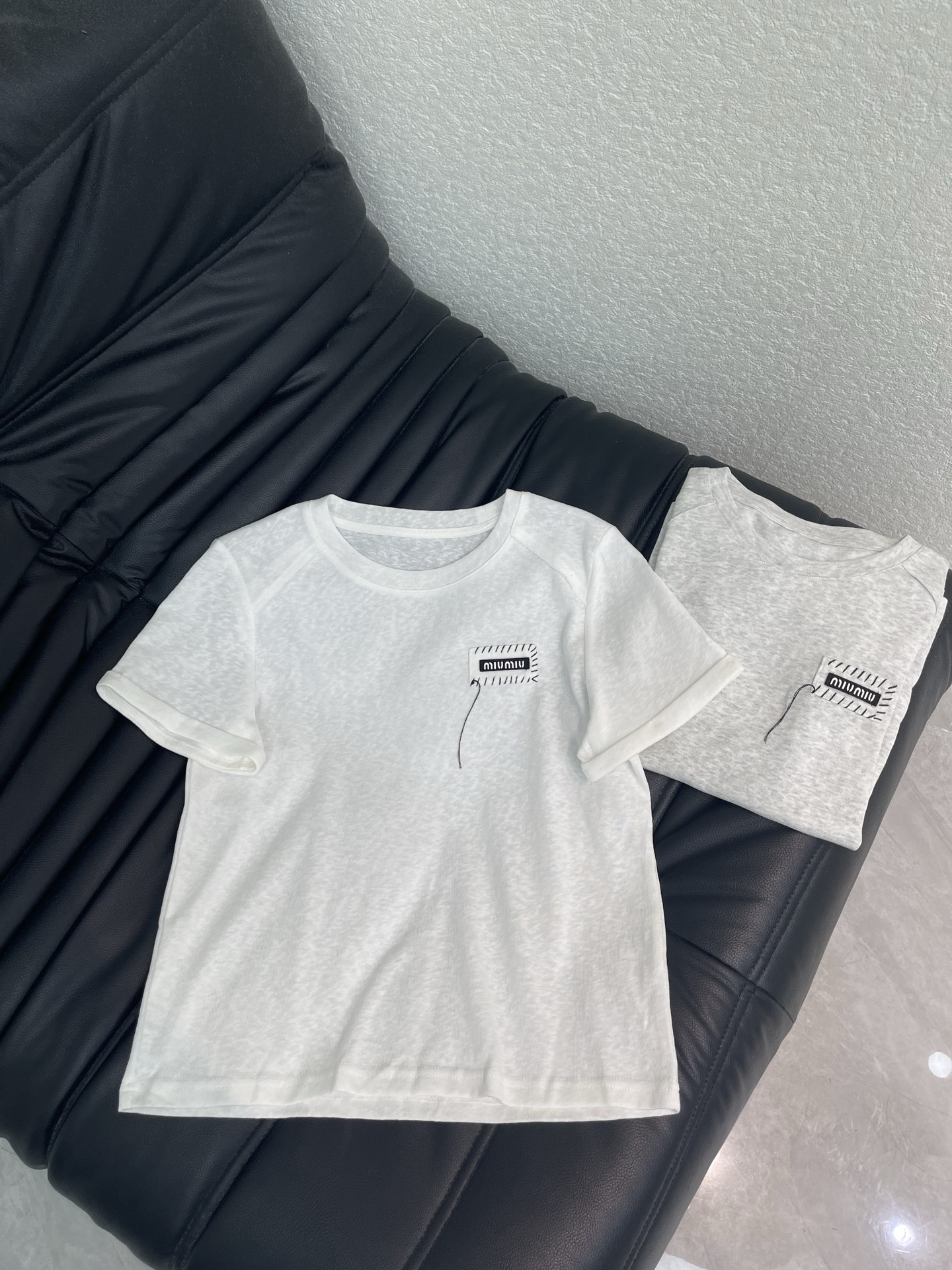 NO:932087,Miumi*26 new product logo embroidered letter short-sleeved T-shirt, a cloud-like and comfortable series!  Whoever wears it knows how comfortable it feels on the upper body!  Label embroidery design Fabric is super good!  The classic colors are both everyday and high-end, a must-have for daily wear!  SML,,miumiu,T-shirt,tees,t-shirt,19860909Miumi*26新品徽标刺绣字母短袖T恤 云感舒适的系列！ 上身的触感谁穿谁知道的舒服！ 贴标刺绣设计 面料超级好！ 经典颜色都是日常又高级, 日常穿搭必备！ SML,,miumiu,T-shirt,tees，t-shirt,,Women's clothing