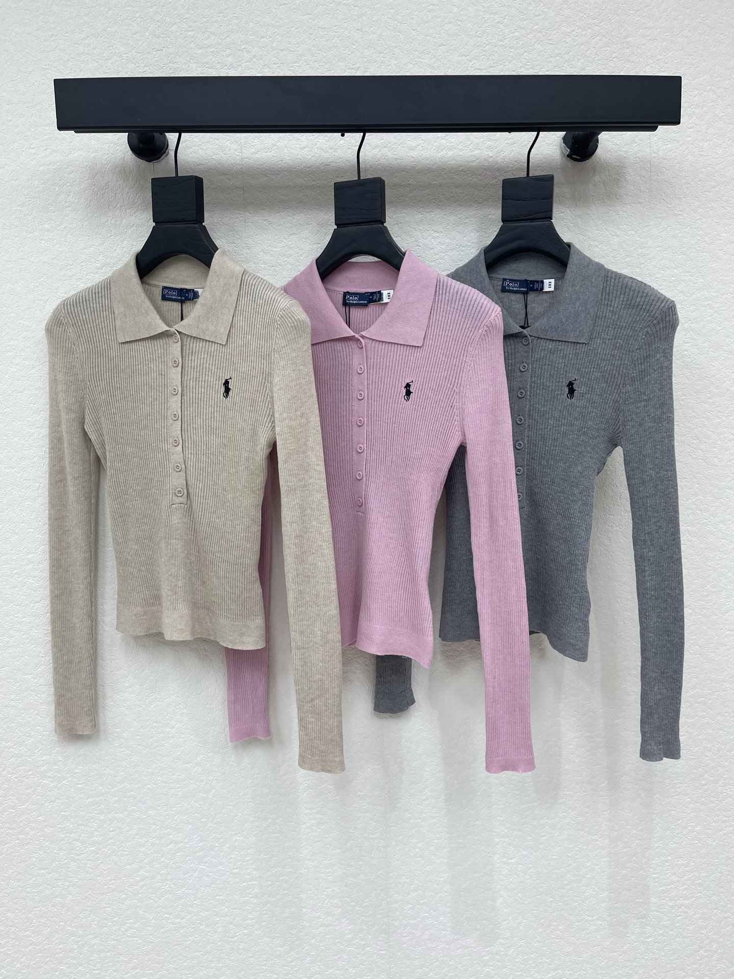 NO:933170,Ralph laure*Raff polo 26 early autumn new slim lapel knitted long sleeves!  Customized wool yarn weaving, high-quality texture, comfortable and soft, lapel knitted long-sleeved cut, half placket adjustment can properly expose the skin, beautify the head and shoulder ratio and make the body slimmer, all-over vertical pit strip design, with elastic fabric to tightly wrap the body, stretch and slimming, embroidered logo decoration on the chest, highlight the brand style, create a high-street fashionable outfit, layered in autumn and winter, it is fashionable and fashionable to wear alone!  SML,,loro piana,19860909Ralph laure*拉夫 polo 26早秋新款修身翻领针织长袖！定制羊毛纱线织造,质感高级,舒适柔软,翻领针织长袖剪裁,半开襟调节可恰当露肤 美化头肩比例更显瘦,通体竖坑条设计,配合弹力面料紧裹身型,弹力显瘦,胸前刺绣徽标装饰,突出品牌格调,打造高街时髦穿搭,秋冬叠穿单穿均时髦洋气！SML,,loro piana,,Women's clothing