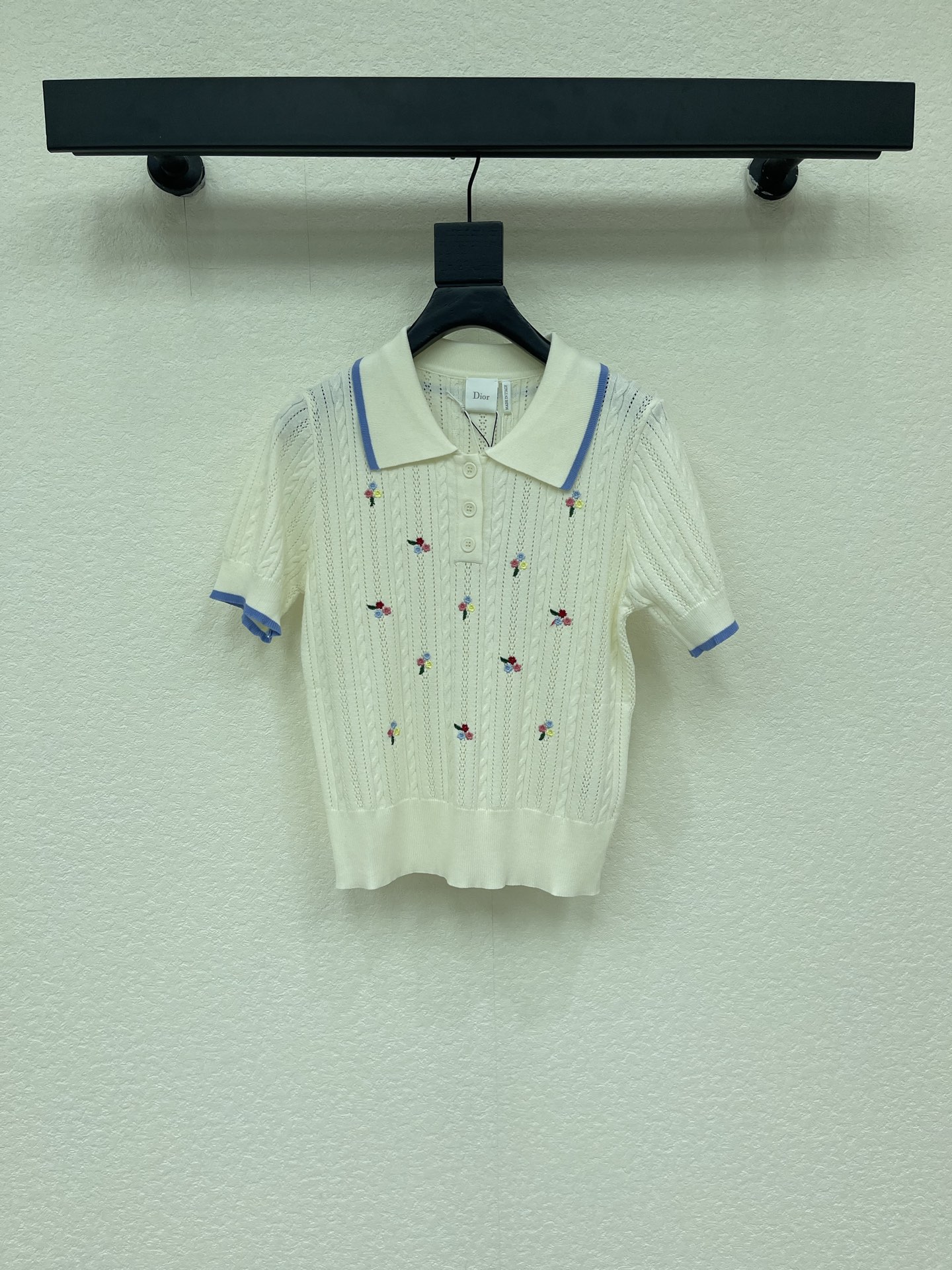 NO:933158,Dio*26 new spring and summer short-sleeved cream white knitted Polo shirt, made of soft knitted fabric, vertical stripe texture + hollow design, breathable and comfortable. The body is embellished with colorful small flower embroidery, and the collar and cuffs are trimmed in blue, with full details. Short sleeves + button placket, it can be easily controlled for daily commuting, dating, and leisure. Pair it with jeans or a skirt, it is gentle and fashionable, and you can easily get French elegance!  SML,,dior,skirts,jeans,T-shirt,19860909Dio*26春夏新款奶油白针织Polo衫短袖,采用柔软针织面料,竖条纹肌理+镂空设计,透气又舒适.衣身点缀彩色小花刺绣,领口和袖口蓝色饰边,细节满分.短袖+纽扣开襟,日常通勤、约会、休闲都能轻松驾驭,搭配牛仔裤或半裙,温柔又时髦,轻松get法式优雅风！SML,,dior,skirts,jeans,T-shirt,,Women's clothing