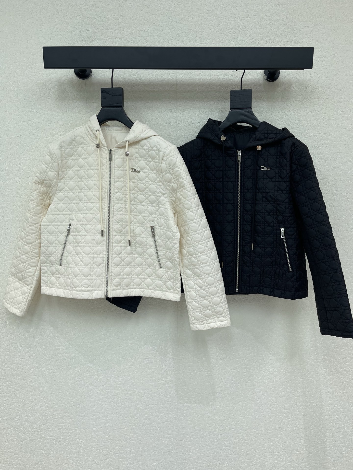 NO:933146,Dio*26’s new early autumn product is the Princess Diana cannage quilted hooded cotton jacket. Check out our double-sided quilting technology!  The classic hooded loose-fitting zipper design is handsome and fashionable!  YB customized hardware zippers perfectly interpret the modern and high-end temperament goddess. Imported memory silk nylon fabric and quilted texture are quite wide and the upper body is slimming!  Lightweight and warm fabric, customized imported webbing hemming technology!  2 colors SML,,dior,jackets & coats,hats,19860909Dio*26早秋新品戴妃藤格纹衍缝连帽棉服外套.认准我家双面绗缝工艺！经典连帽宽松版型拉链设计帅气又时髦！YB定制五金拉链,完美演绎摩登高级的气质女神.进口记忆丝尼龙面料夹棉质感挺阔版型上身巨显瘦！轻盈保暖面料,定制进口织带包边工艺！2色 SML,,dior,jackets & coats,hats,,Women's clothing