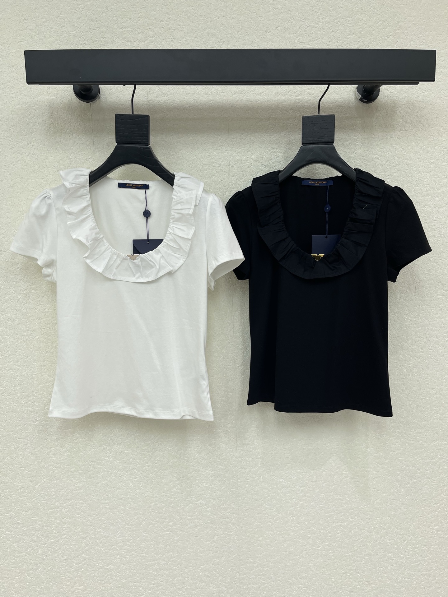NO:933139,Louis Vuitto*26 new spring and summer new lotus leaf collar short-sleeved T-shirt. Mercerized cotton fabric. High-density fashionable sports style. Every daily wear. Playful and age-reducing design elements full of vitality. High quality. Size SML, Louis Vuitton, T-shirt, tees, t-shirt,19860909Louis Vuitto*26春夏新款荷叶领短袖T恤 丝光棉面料 高密度时髦运动风 每个日常的穿搭 俏皮减龄充满元气的设计元素 高品质 尺码SML,,louis vuitton,T-shirt,tees，t-shirt,,Women's clothing