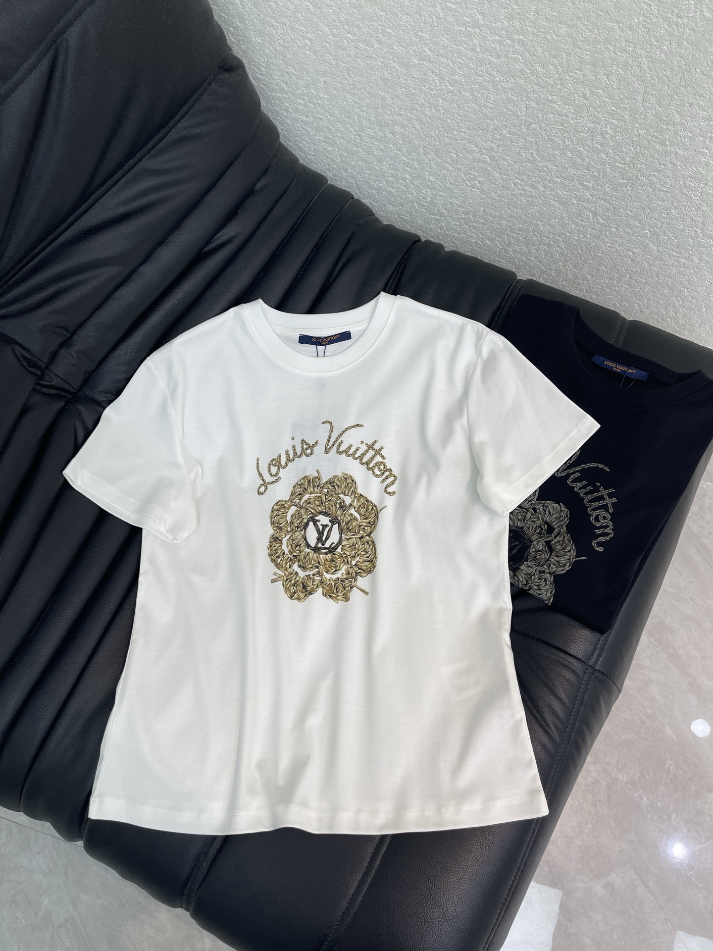 NO:933134,Louis Vuitto*26 new spring and summer woven flower short-sleeved T-shirt Mercerized cotton fabric High-density fashionable sports style Every daily wear Playful and age-reducing design elements full of vitality High quality Size SML, Louis Vuitton, T-shirt, tees, t-shirt,19860909Louis Vuitto*26春夏新款编织花朵短袖T恤 丝光棉面料 高密度时髦运动风 每个日常的穿搭 俏皮减龄充满元气的设计元素 高品质 尺码SML,,louis vuitton,T-shirt,tees，t-shirt,,Women's clothing
