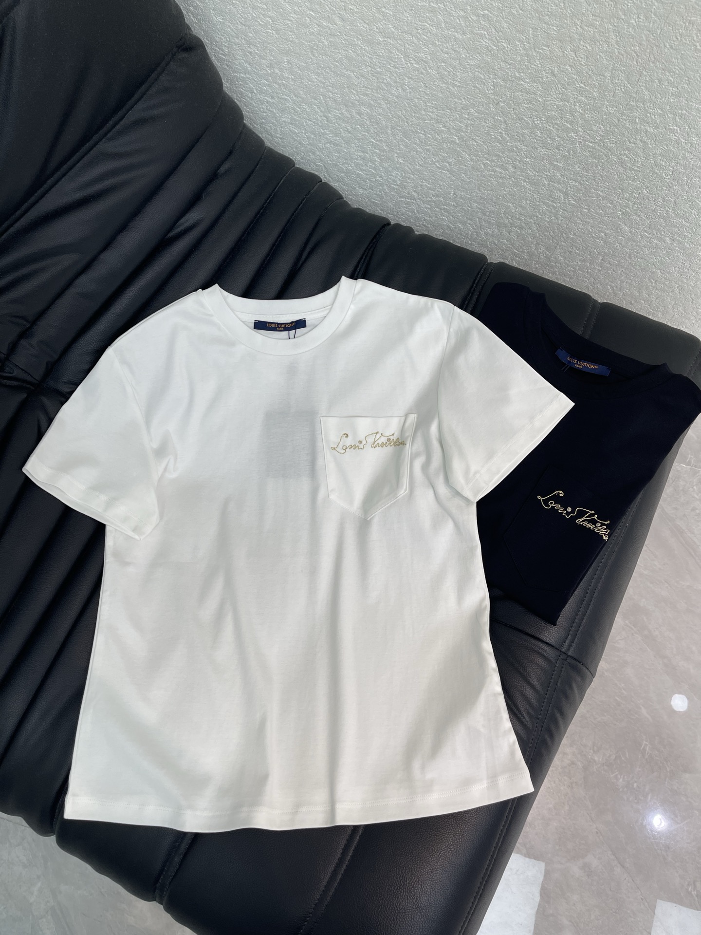 NO:933128,Louis Vuitto*26 new spring and summer small letters gold thread embroidered pocket heavy-duty short-sleeved T-shirt Mercerized cotton fabric High-density fashionable sports style Every daily wear Playful and age-reducing design elements full of vitality High quality Size SML, Louis Vuitton, T-shirt, tees, t-shirt,19860909Louis Vuitto*26春夏新款小字母金线刺绣口袋重工短袖T恤 丝光棉面料 高密度时髦运动风 每个日常的穿搭 俏皮减龄充满元气的设计元素 高品质 尺码SML,,louis vuitton,T-shirt,tees，t-shirt,,Women's clothing