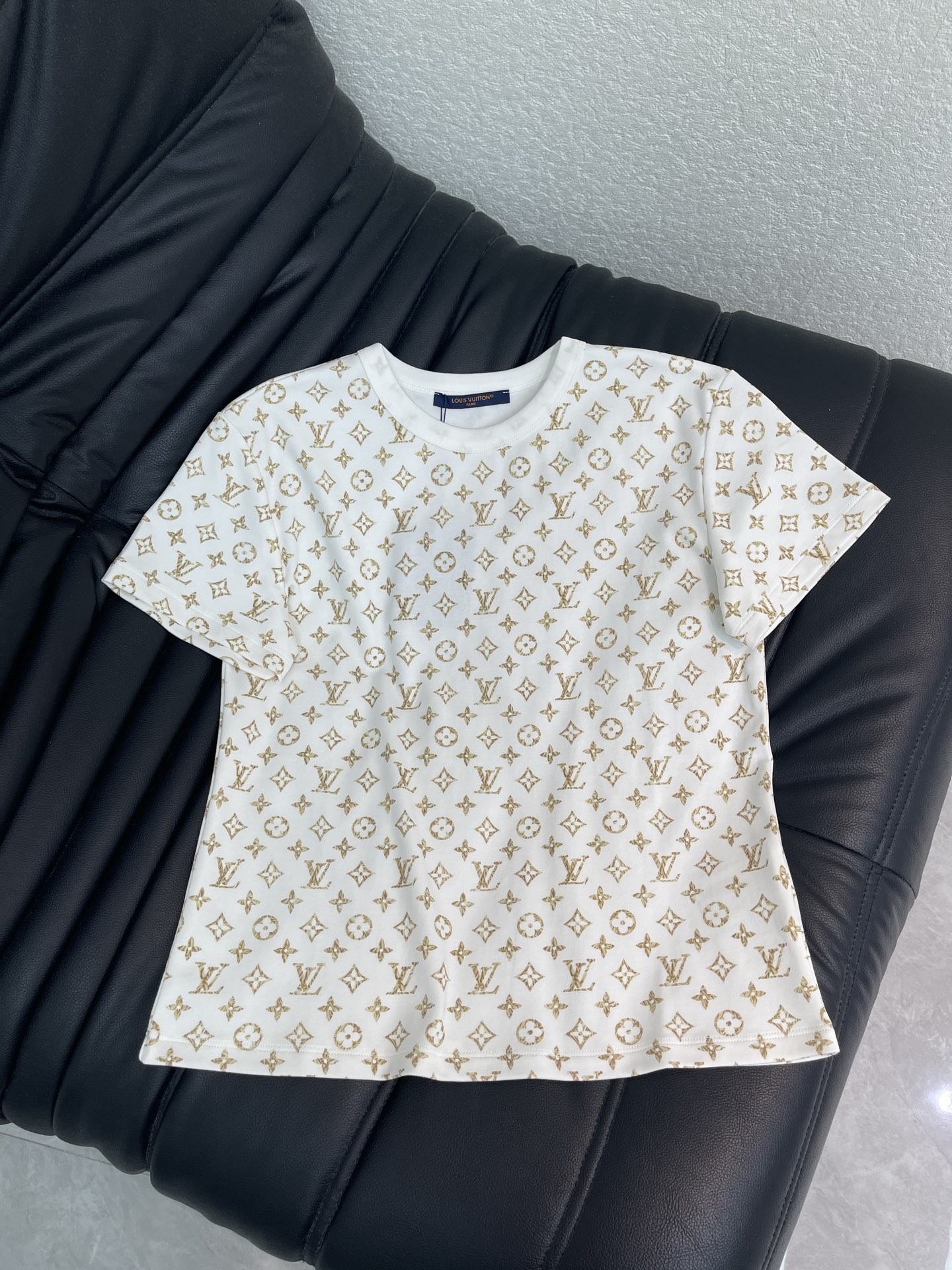 NO:933121,Louis Vuitto*26 new spring and summer new full-body printed short-sleeved T-shirt. Mercerized cotton fabric. High-density fashionable sports style. Every daily wear. Playful and age-reducing design elements full of vitality. High quality. Size SML, Louis Vuitton, T-shirt, tees, t-shirt,19860909Louis Vuitto*26春夏新款全身印花短袖T恤 丝光棉面料 高密度时髦运动风 每个日常的穿搭 俏皮减龄充满元气的设计元素 高品质 尺码SML,,louis vuitton,T-shirt,tees，t-shirt,,Women's clothing