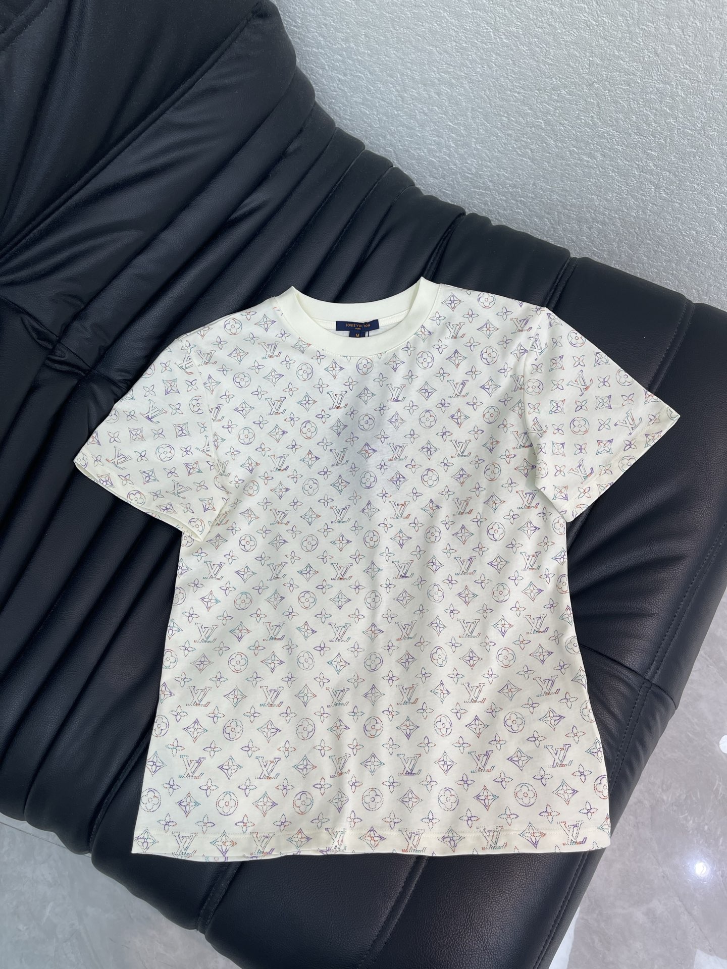NO:933114,Louis Vuitto*26 new spring and summer all-over printed short-sleeved T-shirt!  Customized twill cotton material, with fine texture, breathable and comfortable, regular T-shirt cutting, highlighting the brand style, made of heavyweight pure cotton, slightly stretchy, showing a slimming visual effect, ready-to-wear four-leaf clover elements and letter logo decoration, giving you a casual and lazy style!  SML,,louis vuitton,T-shirt,tees,t-shirt,19860909Louis Vuitto*26春夏新款全身印花短袖T恤！定制斜纹全棉材质,质感细腻,透气舒适,常规T恤裁剪,凸显品牌格调,采用克重纯棉制成,略带有弹力,呈现显瘦视觉效果,成衣四叶草元素和字母徽标装饰 ,穿搭出休闲慵懒风格！SML,,louis vuitton,T-shirt,tees，t-shirt,,Women's clothing