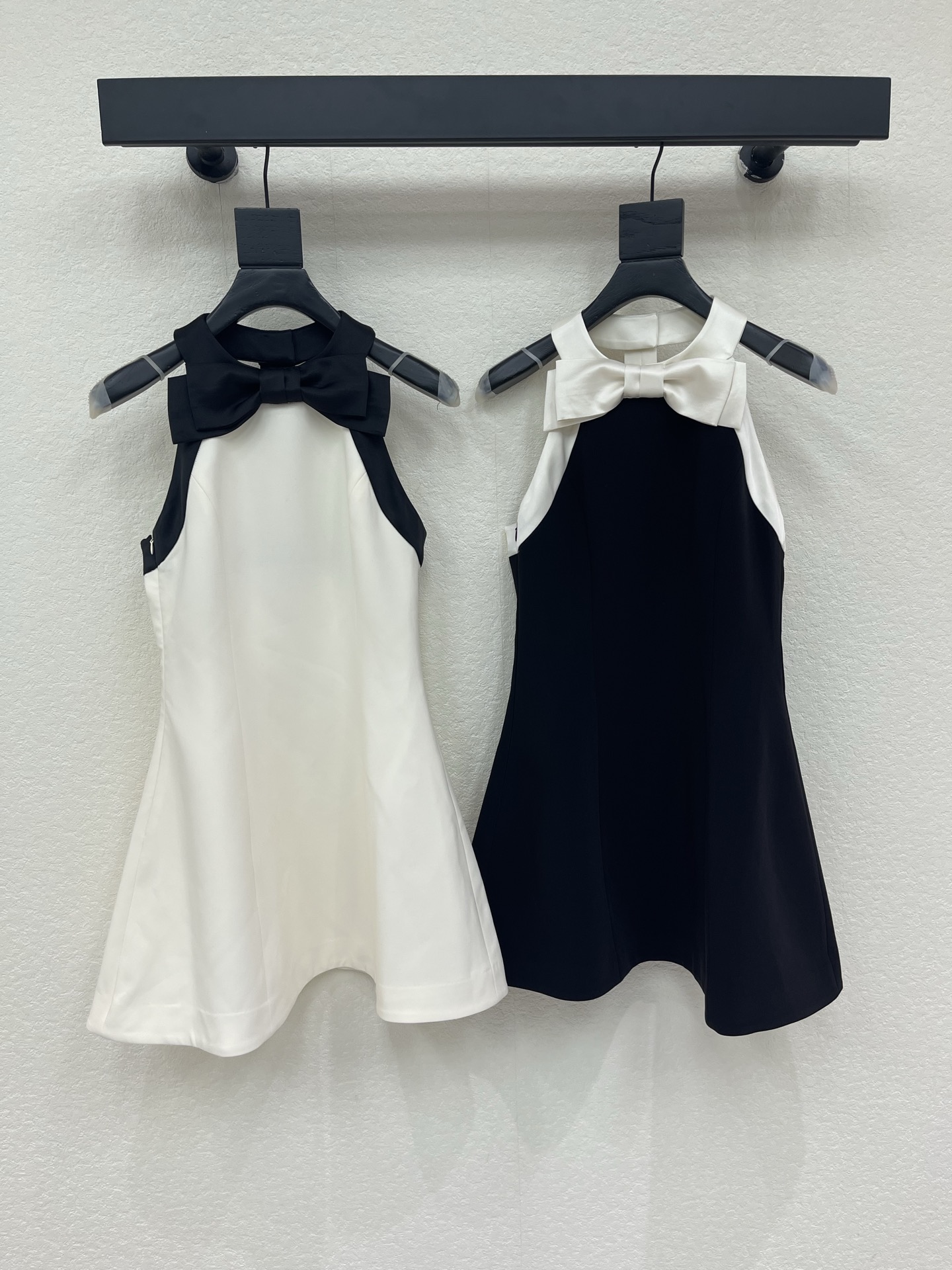 NO:934855,Valentin* 26 new classic black and white contrasting color halter neck short sleeveless dress has a sophisticated atmosphere. The halter neck cutout reveals the beautiful shoulder and neck lines. The three-dimensional big bow decoration at the neckline is sweet and noble. The small button design on the back is easy to put on and take off. The fabric is drapey and stylish and not easy to collapse. It is suitable for daily appointments and afternoon tea. It has both gentle girlishness and exquisite fragrance. SMLXL,,valentino,valentino,skirts,19860909Valentin*华伦26新品经典黑白撞色挂脖短款无袖连衣裙 自带精致千金氛围感 挂脖挖肩剪裁露出优美肩颈线条 领口处立体大蝴蝶结装饰甜美又显贵 后背小扣设计方便穿脱 面料垂感有型不易软塌 日常约会下午茶都适配 温柔少女感与精致小香气质兼顾SMLXL,,valentino,valentino,skirts,,Women's clothing