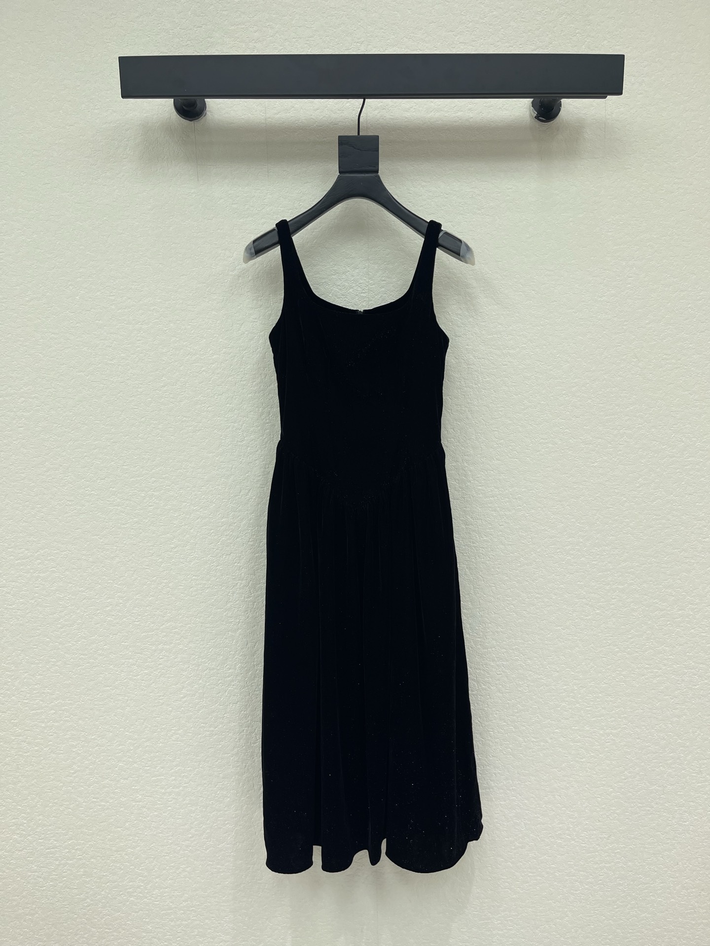 NO:934860,Design 26 new starlight glitter high-end velvet suspender dress. The classic square neckline and thin suspender design gently exposes the collarbone and shoulder line. The slim cut fits the curve of the upper body and cleverly cinches the waist and abdomen, creating a relaxed and slimming proportion. The long skirt is elegant and smart with a large drape. Suitable for dinner, dates and parties. The light luxury evening dress SMLXL, skirts, is a must-have in the wardrobe.19860909设计26新品星光细闪高级丝绒吊带连衣裙 经典大方领细吊带设计柔和露出锁骨肩线 修身剪裁贴合上半身曲线巧妙收束腰腹 打造松弛显瘦比例 垂坠大摆长款版型裙身飘逸灵动 晚宴约会聚会穿搭都适配 衣柜必备的轻奢晚礼服SMLXL,,skirts,,Women's clothing