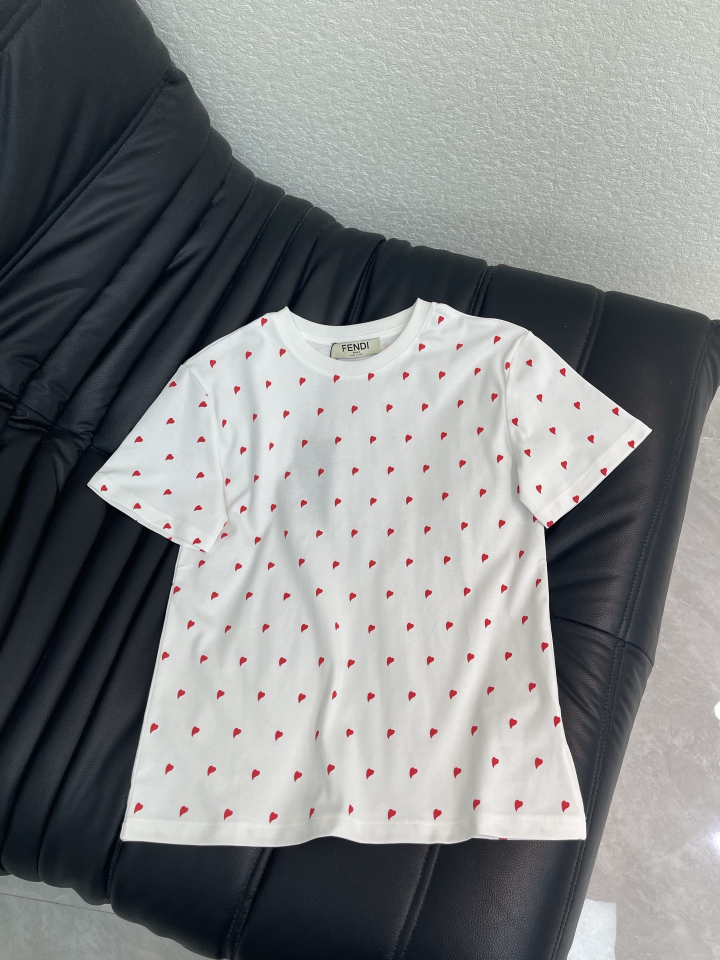 NO:934884,FEND*26 new love printed round neck short-sleeved T-shirt!  Customized twill cotton material, light and breathable texture, soft and skin-friendly, all-over heart-shaped printed pattern, full of sweetness and romance, breaking the monotony to increase visual focus and layering, development of surface accessories, round neck short-sleeved T-shirt tailoring, wear alone and layered to look fashionable!  SML,,fendi,T-shirt,tees,t-shirt,19860909FEND*26新款爱心印花圆领短袖T恤！定制斜纹棉材质 质地轻盈透气 触感软糯亲肤 通体心形印花图案 充满甜美与浪漫气息 打破单调增加视觉焦点与层次感面辅料开发 圆领短袖T恤剪裁 单穿叠穿出彩时髦！SML,,fendi,T-shirt,tees，t-shirt,,Women's clothing