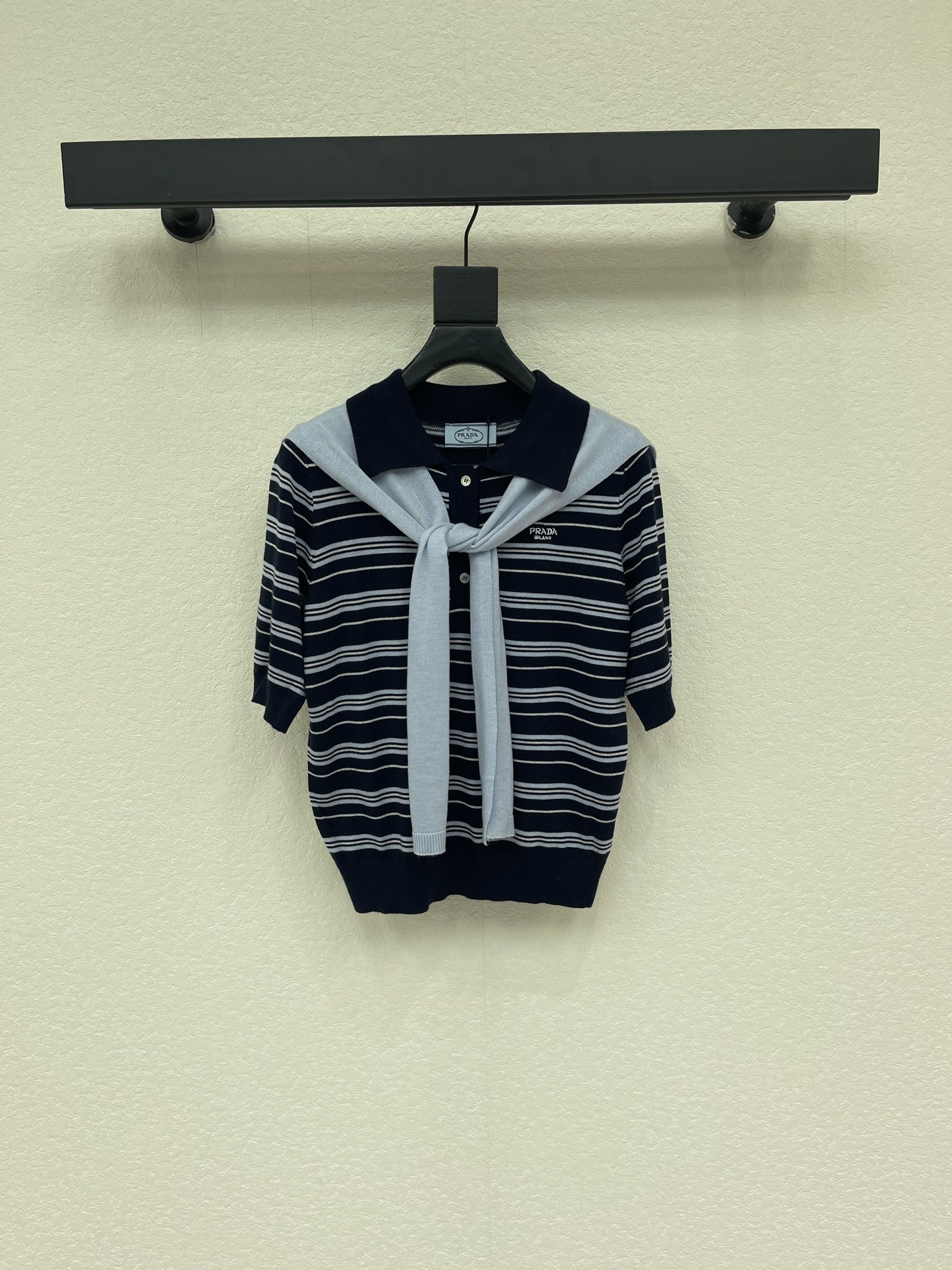 NO:934914,Prad*26 new early autumn striped shawl sweater short-sleeved, navy blue + white stripes, Polo collar + light blue shawl design, fake two pieces with a great sense of layering. The knitted fabric is breathable and comfortable, completely OK to wear in summer!  It can be easily worn for commuting and leisure. The collegiate style + French nautical style is elegant and age-reducing~ Pair it with a high-waisted skirt or casual pants, and you can easily get the Korean casual style. It is a versatile item for your summer wardrobe!  SML,,prada,skirts,T-shirt,shawls,19860909Prad*26早秋新款条纹披肩针织衫短袖,藏蓝+白色条纹,Polo领+浅蓝披肩设计,假两件层次感超赞.针织面料透气舒适,夏天穿完全OK！通勤、休闲都能轻松驾驭,学院风+法式航海风,优雅又减龄～搭配高腰裙or休闲裤,轻松get韩系休闲风,是夏季衣橱百搭神器！SML,,prada,skirts,T-shirt,shawls,,Women's clothing