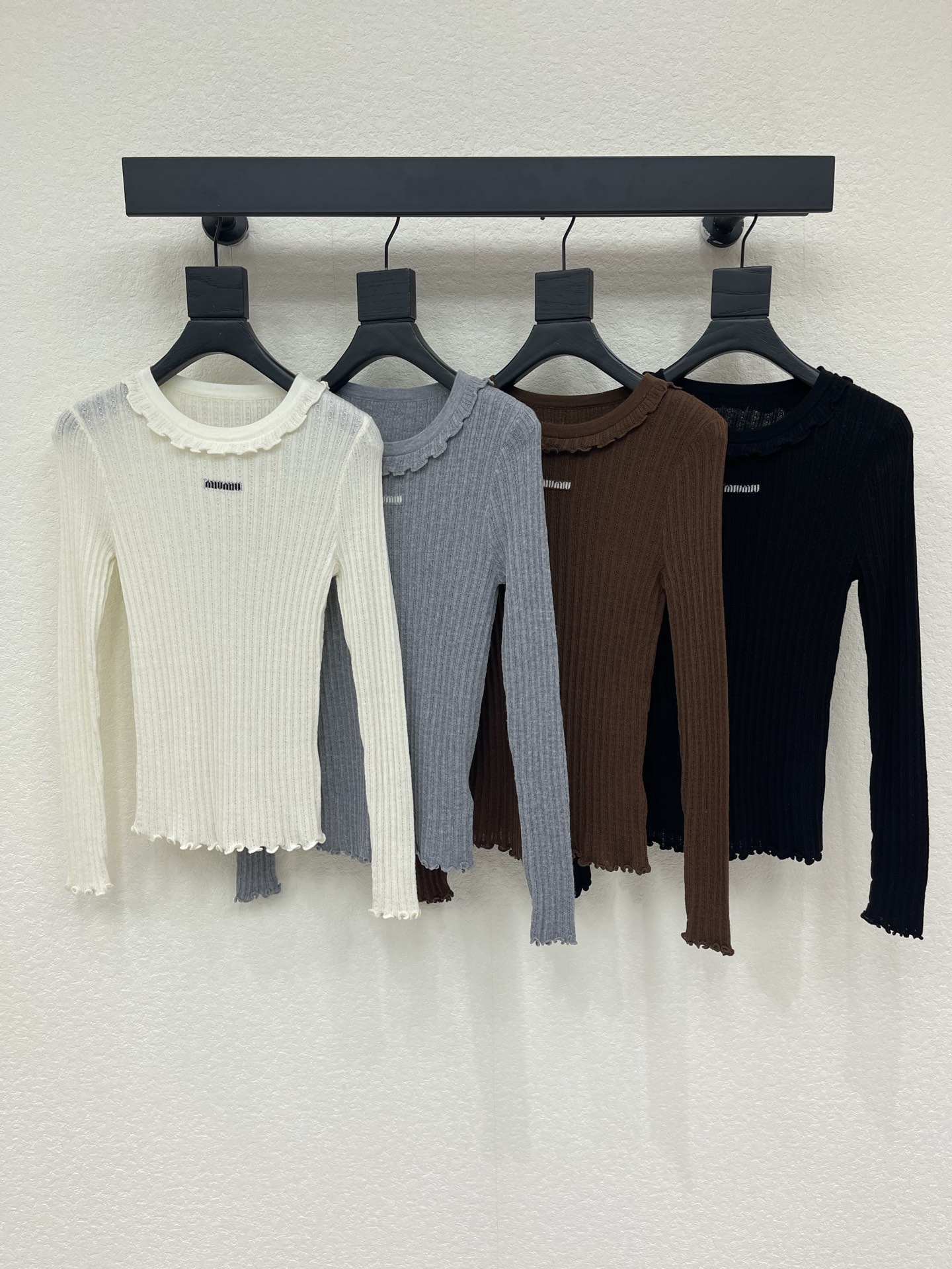 NO:934918,MiuMi*26 new early autumn fungus collar round neck knitted long-sleeved bottoming shirt!  Made of custom-made wool knitted material, soft and comfortable. Round neck knitted long-sleeved cut. The collar and cuffs are spliced ​​to match the ear edges, presenting a gentle and elegant style. The brand letter embroidery micro logo pattern design on the chest has a clear and smooth texture with dense vertical pit strips. It is full of temperament for casual matching!  SML,,miumiu,19860909MiuMi*26早秋新款木耳领圆领针织长袖打底衫！定制羊毛针织材质织造 柔软舒适 圆领针织长袖剪裁 领口袖口木耳边拼接相呼应 呈现温柔优雅气质风格 胸前品牌字母刺绣微标图案设计 密实竖坑条肌理清晰流畅 随意搭配气质十足！SML,,miumiu,,Women's clothing