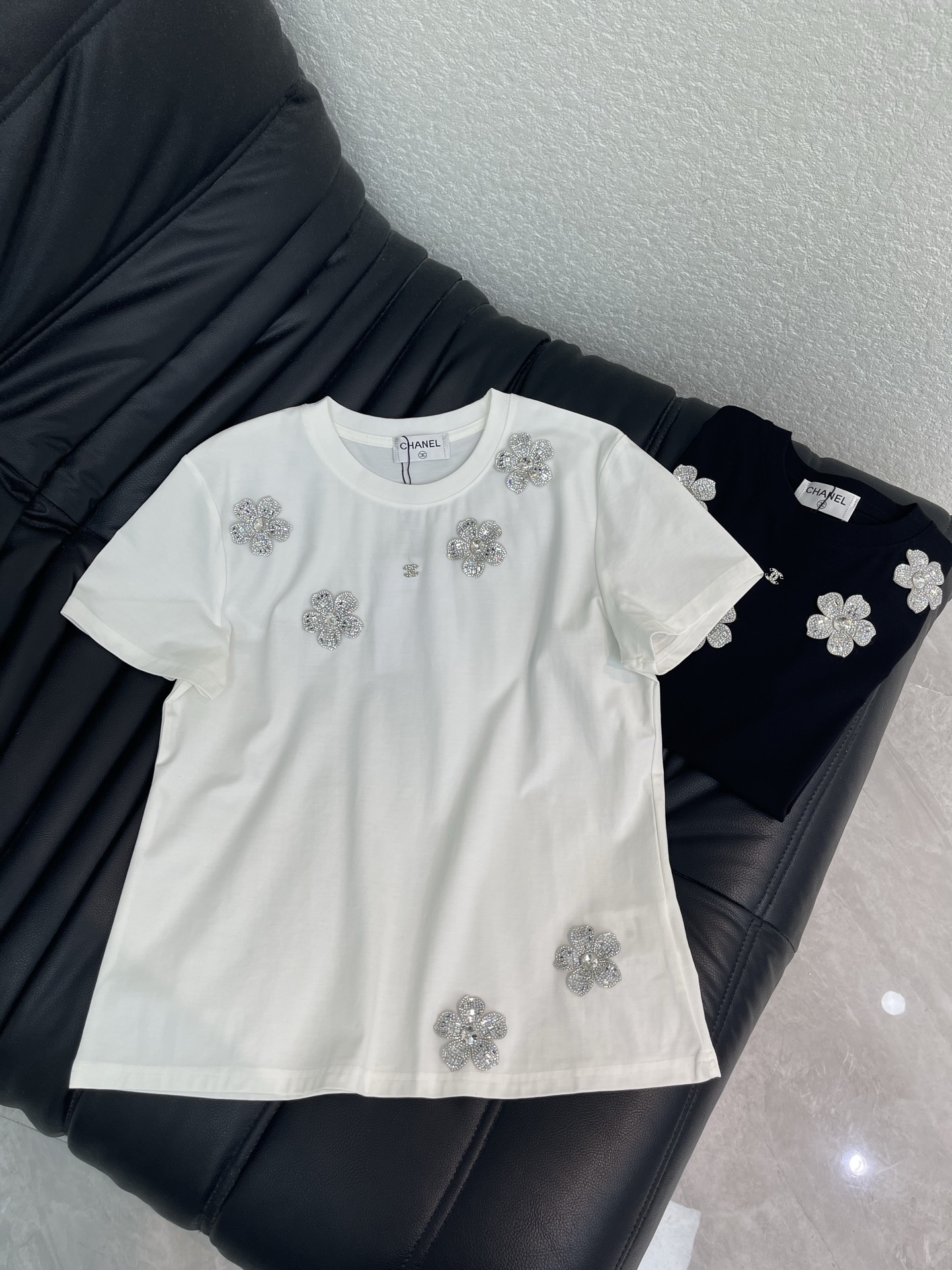 NO:934902,Chane*26 new spring and summer new heavy industry three-dimensional diamond flower short-sleeved T-shirt Mercerized cotton fabric High-density fashionable sports style Every daily wear Playful and age-reducing design elements full of vitality High quality Size S-XXL,,chanel,T-shirt,tees,t-shirt,19860909Chane*26春夏新款重工立体钻花朵短袖T恤 丝光棉面料 高密度时髦运动风 每个日常的穿搭 俏皮减龄充满元气的设计元素 高品质 尺码S-XXL,,chanel,T-shirt,tees，t-shirt,,Women's clothing