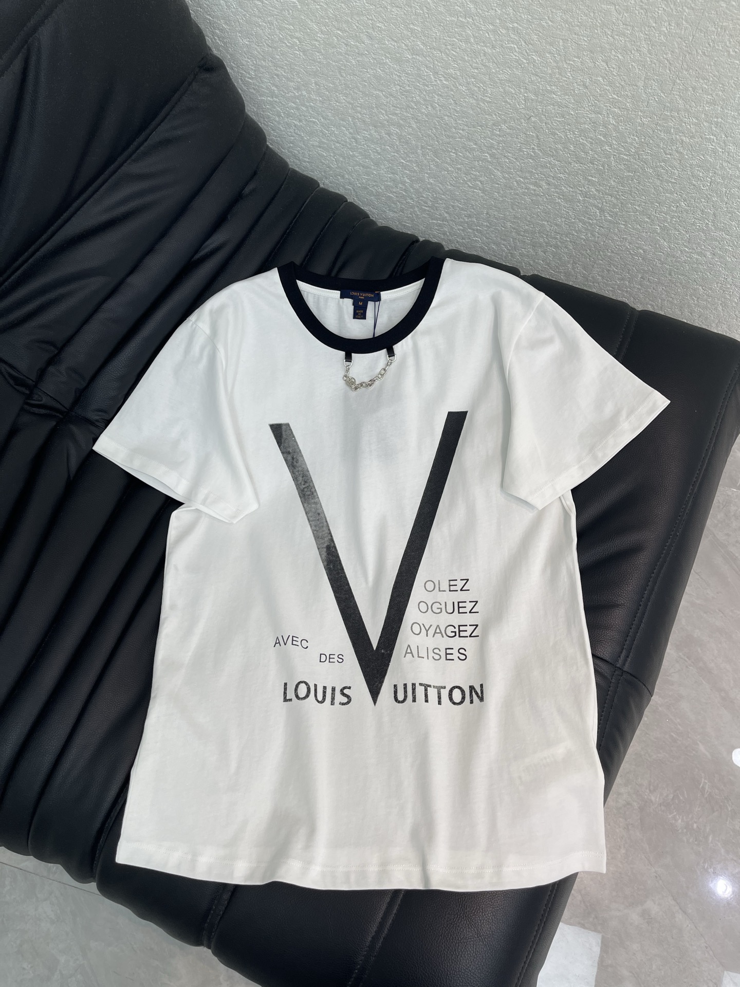 NO:934879,Louis Vuitto*26 new big V letter printed chain round neck short-sleeved T-shirt!  Customized imported twill cotton material, soft, skin-friendly and breathable. Iconic letter logo elements on the body highlight the brand tone. Development of surface accessories. Round neck short-sleeved T-shirt tailoring. Wear alone and wear high-end and fashionable underneath!  SML,,louis vuitton,T-shirt,tees,t-shirt,19860909Louis Vuitto*26新款大V字母印花链条圆领短袖T恤！定制进口斜纹全棉材质 柔软亲肤透气 大身标志性字母徽标元素 彰显品牌调性 面辅料开发 圆领短袖T恤剪裁 单穿内搭高级时髦！SML,,louis vuitton,T-shirt,tees，t-shirt,,Women's clothing
