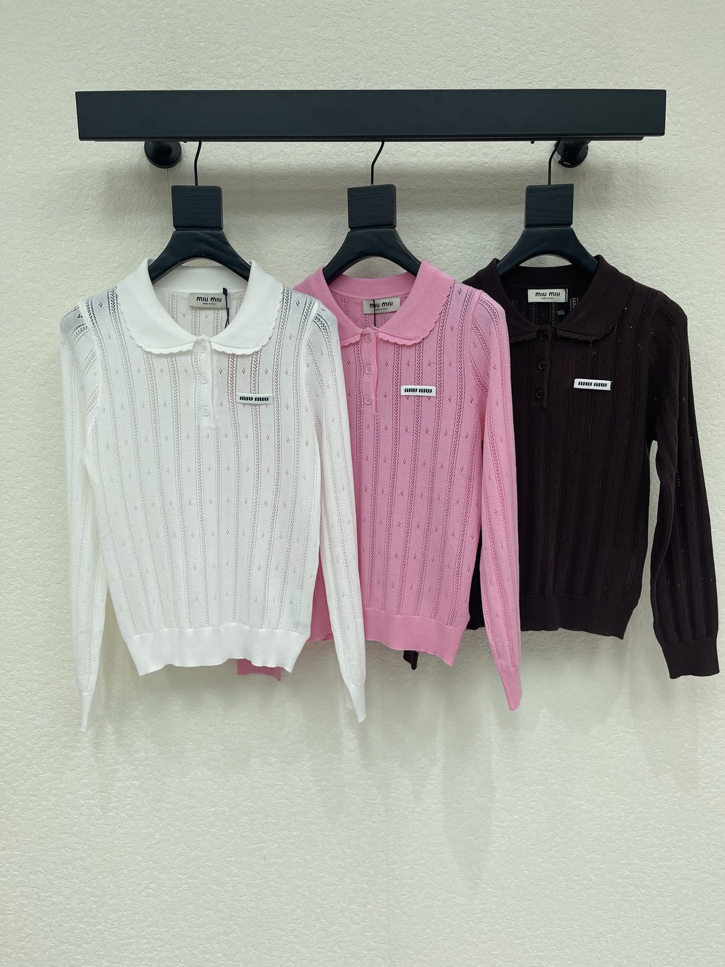 NO:945610,Miumi*26 new early autumn hollow knitted Polo shirt, vertical pattern hollow design, simple and detailed. Lapel + long sleeves, full of college style, light and breathable fabric, suitable for daily commuting and leisure. The letter embroidery on the chest is very recognizable. Pair it with a pleated skirt or high-waisted pants, you can easily switch between Korean gentleness or American college style. It is a must-have and versatile item in your wardrobe!  SML,,miumiu,skirts,19860909Miumi*26早秋新款镂空针织Polo衫,竖纹镂空设计,简约又有细节感.翻领+长袖,学院风满满,面料轻薄透气,日常通勤、休闲都OK.胸前字母刺绣超有辨识度,搭配百褶裙or高腰裤,轻松切换韩系温柔or美式学院风,是衣橱必备百搭单品！SML,,miumiu,skirts,,Women's clothing