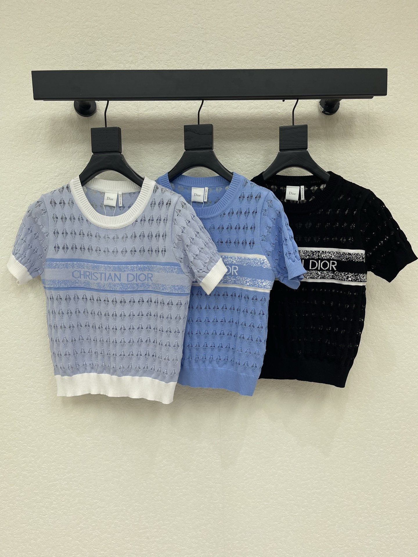NO:945599,Dio*26 new spring and summer style jacquard hollow knitted short-sleeves, classic pattern + brand logo, highly recognizable!  Light and breathable knitted fabric, super comfortable to wear in spring and summer. The round neck design is simple and versatile, available in light blue, dark blue, and black, suitable for daily leisure or light sports. It is full of fashion sense, and the brand culture directly attracts SML, dior, and T-shirts.19860909Dio*26春夏新款提花镂空针织短袖,经典图案+品牌标识,辨识度超高！轻薄透气针织面料,春夏穿超舒服.圆领设计简约百搭,浅蓝、深蓝、黑色三色可选,日常休闲或轻运动都OK.时尚感满满,品牌文化直接拉满SML,,dior,T-shirt,,Women's clothing