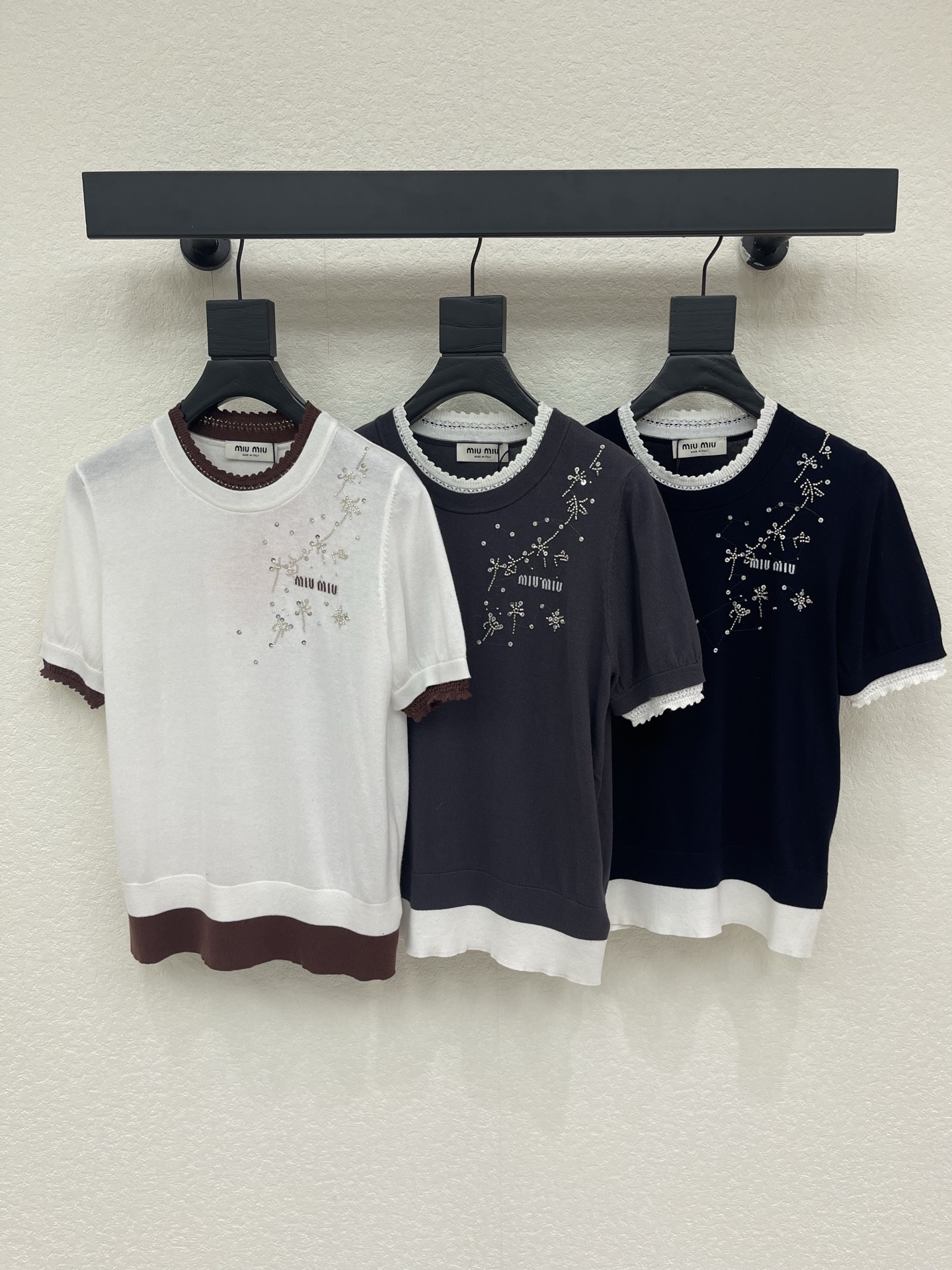 NO:945589,MiuMi*26 new early autumn beaded round neck knitted short sleeves!  Customized imported yarn weaving, round neck knitted short sleeves, heavy beading on the chest and various materials, combined into a flower pattern, the letter logo highlights the tonality, the leader's mouth is spliced ​​with lace design, and the wear is gorgeous and relaxed. The regular version is tolerant of the figure, and the outfit is fashionable for age reduction!  SML,,miumiu,T-shirt,19860909MiuMi*26早秋新款钉珠圆领针织短袖！定制进口纱线织造,圆领针织短袖,胸口重工钉珠多种素材,组合成花朵图案,字母徽标突出调性,领袖口拼接花边设计,穿出华丽松弛感,常规版型包容身材,穿搭减龄时髦！SML,,miumiu,T-shirt,,Women's clothing