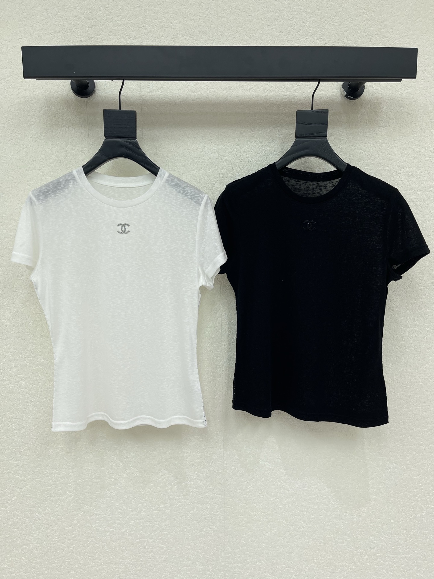 NO:945567,Chane*26 new spring and summer style Xiaoxiang double C hot-drilled short-sleeved T-shirt top. Thin Tencel fabric. Soft, skin-friendly and breathable. Super comfortable to wear in summer. Round neck and straight shoulder version. Hidden flesh and slimming. Side bamboo thread design. Double-C letter hot-drilled process. Exquisite and not exaggerated. Simple and versatile. Jeans, skirts, casual pants. Suitable for commuting or leisure. SML,,chanel,skirts,jeans,T-shirt,tees,t-shirt,19860909Chane*26春夏新款小香双C烫钻短袖T恤上衣 轻薄天丝面料 柔软亲肤又透气 夏天穿超舒服 圆领正肩版型 藏肉显瘦 侧边竹编线设计 双C字母烫钻工艺 精致不浮夸 简约百搭 牛仔裤 半裙 休闲裤 都适配 无论通勤还是休闲都能轻松驾驭 SML,,chanel,skirts,jeans,T-shirt,tees，t-shirt,,Women's clothing
