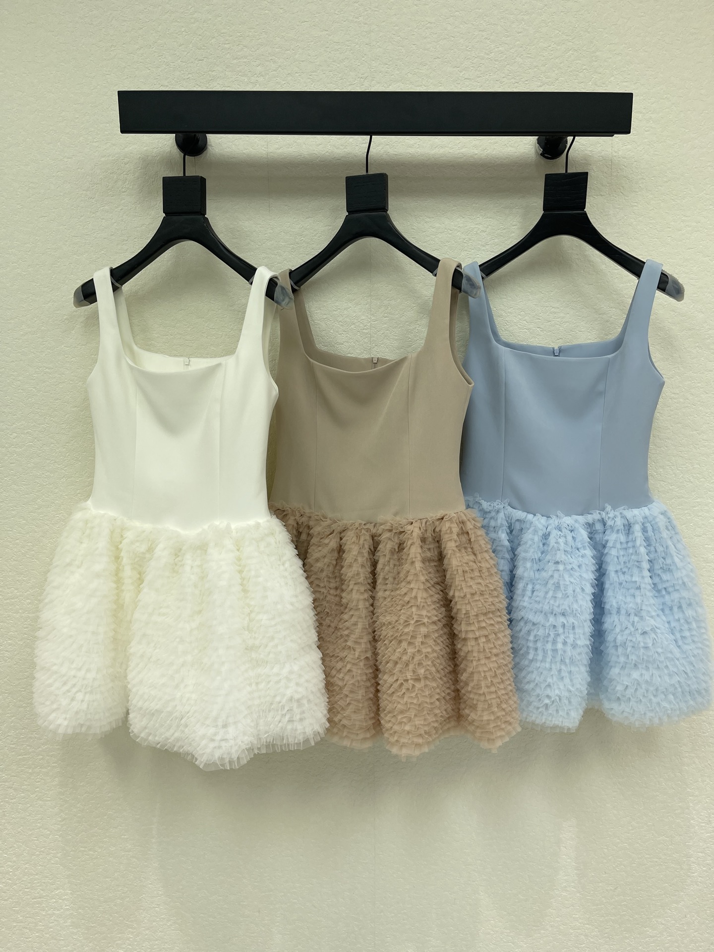 NO:944141,Designer's 26 new product mesh vest cake skirt sleeveless suspender dress. This mesh vest cake skirt adopts a sleeveless vest design with a square collar cut, which is simple and sweet. The multi-layered mesh cake skirt at the hem is fluffy and three-dimensional, full of girly and princess style. The material is light and breathable,  It is super comfortable to wear in spring and summer. The light colors are fresh and elegant, and can be easily used in daily life, dates, and birthday parties. Paired with white shoes or straw bags, the atmosphere will be full. It is a must-have popular item in spring and summer. SML,, espadrilles, skirts,19860909设计师26新品网纱背心蛋糕裙无袖吊带连衣裙这款网纱背心蛋糕裙采用无袖背心设计,方领剪裁,简约又甜美.下摆多层网纱蛋糕裙,蓬松立体,少女感满满,公主风十足.材质轻盈透气,春夏穿超舒服,浅色系清新优雅,日常、约会、生日派对都能轻松驾驭.搭配小白鞋或草编包,氛围感直接拉满,是春夏必入的热门单品.SML,,espadrilles,skirts,,Women's clothing