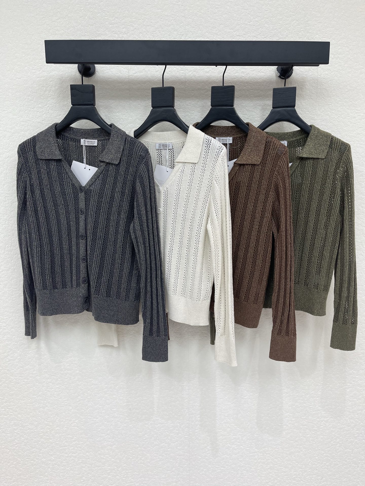 NO:945631,BC*26 new early autumn hollow long-sleeved knitted cardigan, made of high-quality knitted fabrics, with vertical striped hollow design, breathable and layered. Lapel + single row of buttons, retro and practical, perfect for autumn and winter wear!  It can be easily used for commuting and leisure!  SML,,19860909BC*26早秋新款镂空长袖针织开衫,采用高品质针织面料,竖条纹镂空设计,透气又有层次感.翻领+单排纽扣,复古又实用,秋冬穿搭超合适！通勤休闲都能轻松驾驭！SML,,,Women's clothing