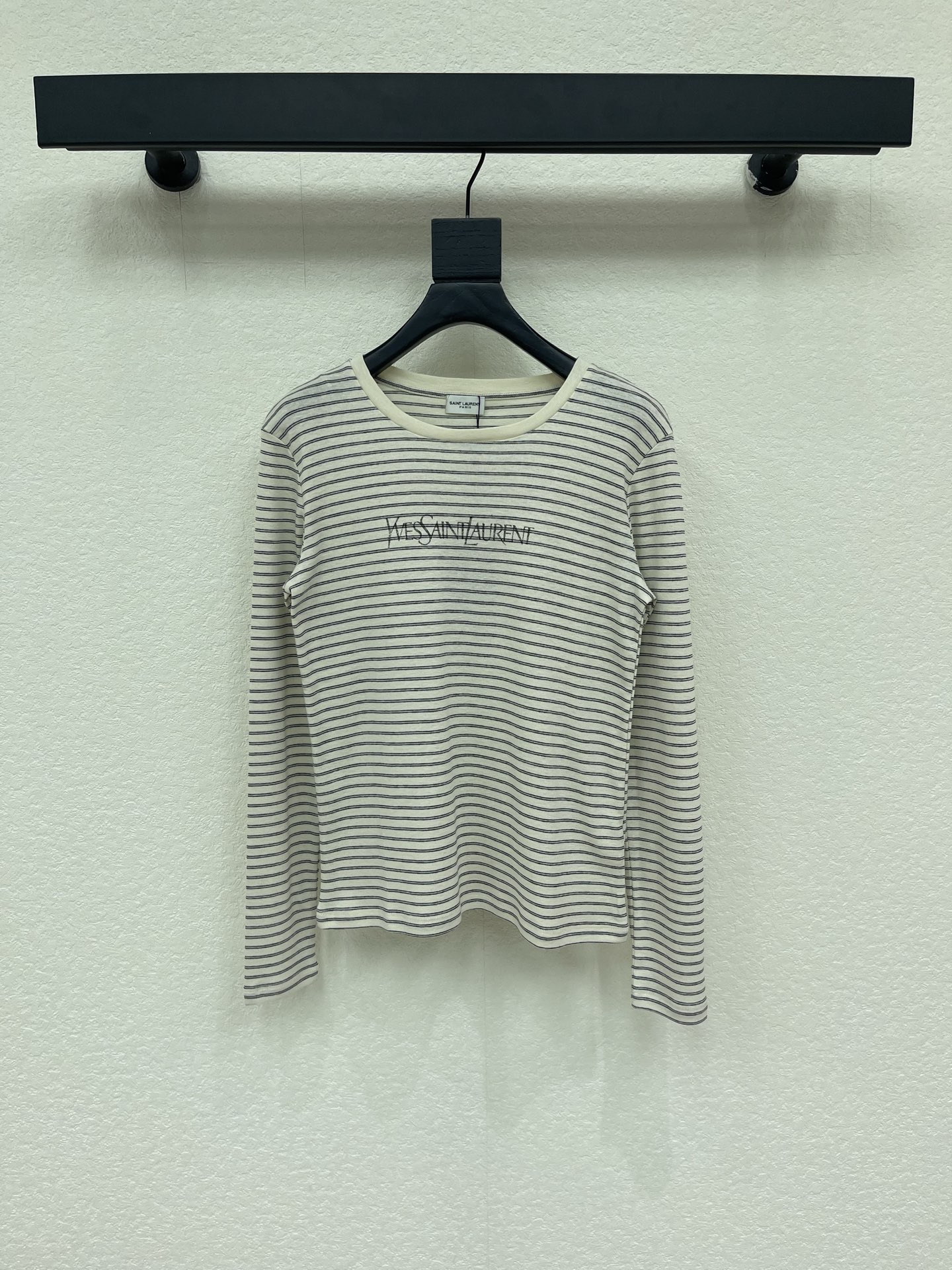 NO:950260,Ysl*26 early autumn new contrast striped long-sleeved bottoming T-shirt. Classic beige and gray pinstripes, with a French relaxed atmosphere. Soft, skin-friendly knitted fabric, warm and breathable to the touch. The three-dimensional embroidered logo on the chest is low-key and simple, unobtrusive but powerful  Recognizable. The round-neck short version cleverly raises the waistline, and the long-sleeved tailoring modifies the arm lines. It can be worn alone or as an inner layer, suitable for skirts and jeans, and can easily be used to create simple, durable, low-key and luxurious daily wear. SML,, saint  laurent,skirts,jeans,tees,t-shirt,19860909Ysl*26早秋新款撞色条纹长袖打底T恤衫.经典米灰细条纹,自带法式松弛氛围感.柔软亲肤针织面料,触感温润透气.胸前立体刺绣logo低调简约,不张扬却极具辨识度.圆领短款版型巧妙拉高腰线,长袖剪裁修饰手臂线条.可单穿也可作为内搭,适配半裙、牛仔裤,轻松演绎简约耐看、低调显贵的日常轻奢穿搭.SML,,saint laurent,skirts,jeans,tees，t-shirt,,Women's clothing
