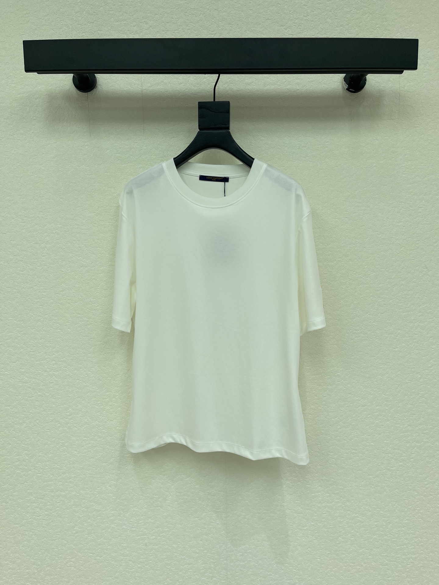 NO:947171,Louis Vuitto*26 new spring and summer new cuff logo embroidered round neck short-sleeved T-shirt Mercerized cotton fabric High-density fashionable sports style Every daily wear Playful and age-reducing design elements full of vitality High quality Size SML, Louis Vuitton, T-shirt, tees, t-shirt,19860909Louis Vuitto*26春夏新款袖口徽标刺绣圆领短袖T恤 丝光棉面料 高密度时髦运动风 每个日常的穿搭 俏皮减龄充满元气的设计元素 高品质 尺码SML,,louis vuitton,T-shirt,tees，t-shirt,,Women's clothing