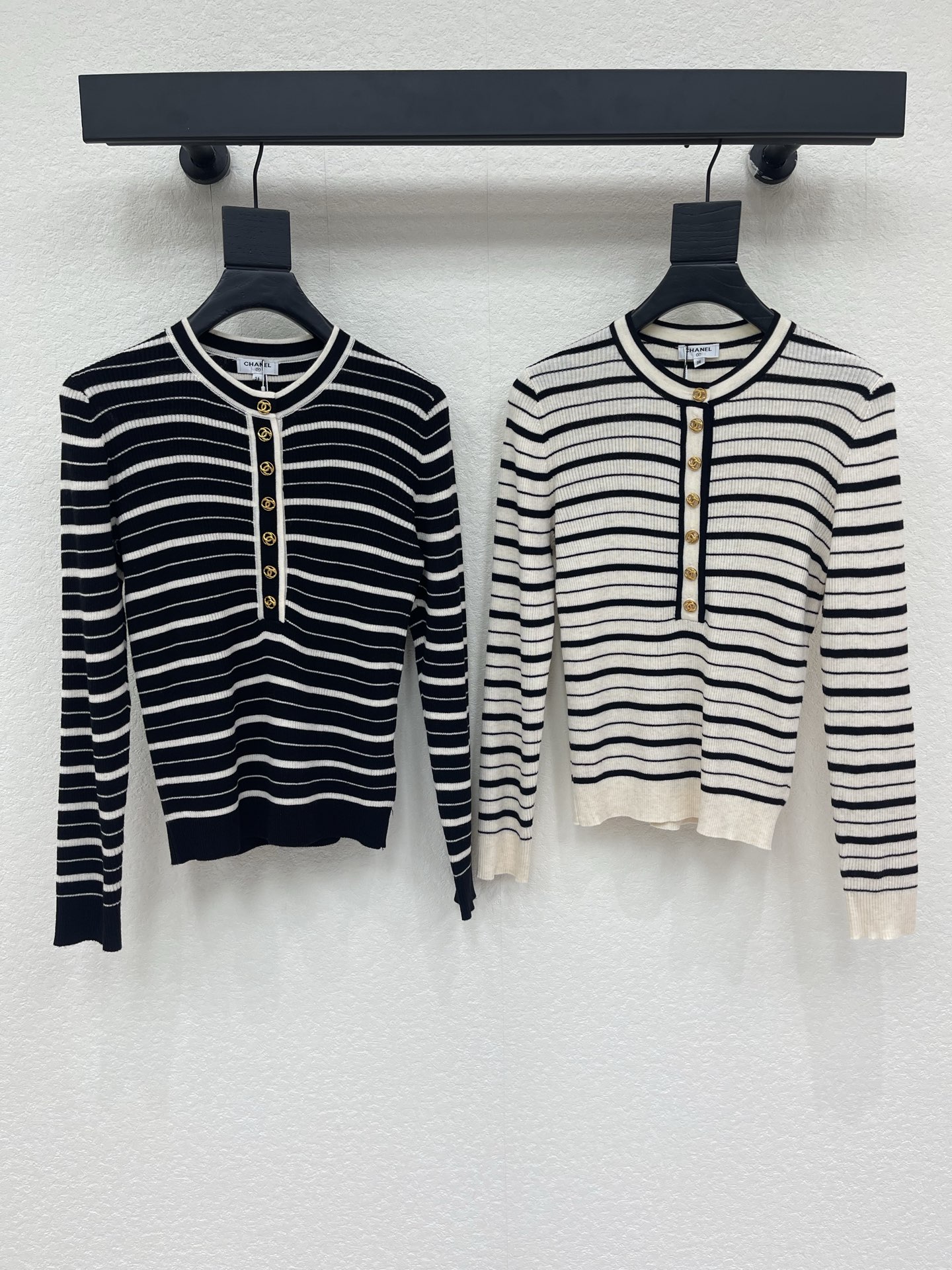 NO:948778,CHANE*26 new early autumn round neck striped knitted long sleeves!  Weaved with custom wool yarn material, the texture is high-end, delicate, soft and comfortable. The classic black and white striped interweaving design is simple and elegant. The half-open front gold button with double C embellishment is super texture. Stretch knitted fabric is body-fitting and comfortable. It can be easily used in daily or light formal occasions!  SML,,chanel,19860909CHANE*26早秋新款圆领条纹针织长袖！定制羊毛纱线材质织造 质感高级 细腻柔软舒适 经典黑白条纹交织设计 简约优雅 前襟半开襟金色纽扣双C点缀超有质感 弹力针织面料 贴合身形又舒适 日常或轻正式场合都能轻松驾驭！SML,,chanel,,Women's clothing