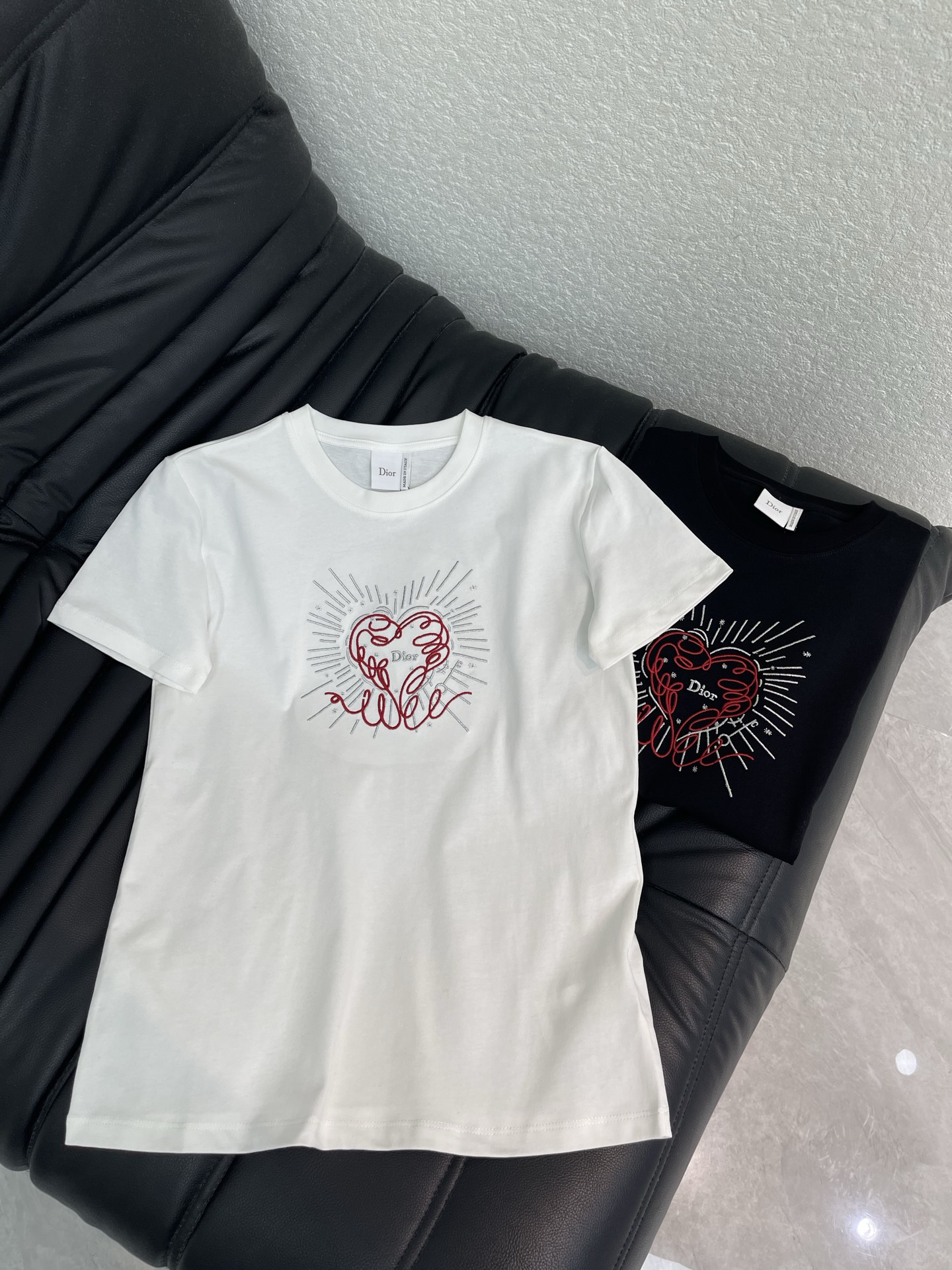 NO:948729,Dio*26 early autumn new love printed short-sleeved T-shirt!  Customized imported twill cotton material, soft and skin-friendly, and breathable. It follows the classic basic round neck design to add layering to the look. The heart-shaped pattern and iconic letters are printed on the front of the body. The colors are bright and full of layers, highlighting the brand tone. The development of surface accessories. Round-neck short-sleeved T-shirt tailoring. Wear it alone with high-end fashion!  SML,,dior,T-shirt,tees,t-shirt,19860909Dio*26早秋新款爱心印花短袖T恤！定制进口斜纹全棉材质 柔软亲肤透气 沿用经典基础圆领设计 增添造型层次感 衣身正面心形图案标志性字母印花装饰 色彩鲜亮层次饱满 彰显品牌调性 面辅料开发 圆领短袖T恤剪裁 单穿内搭高级时髦！SML,,dior,T-shirt,tees，t-shirt,,Women's clothing