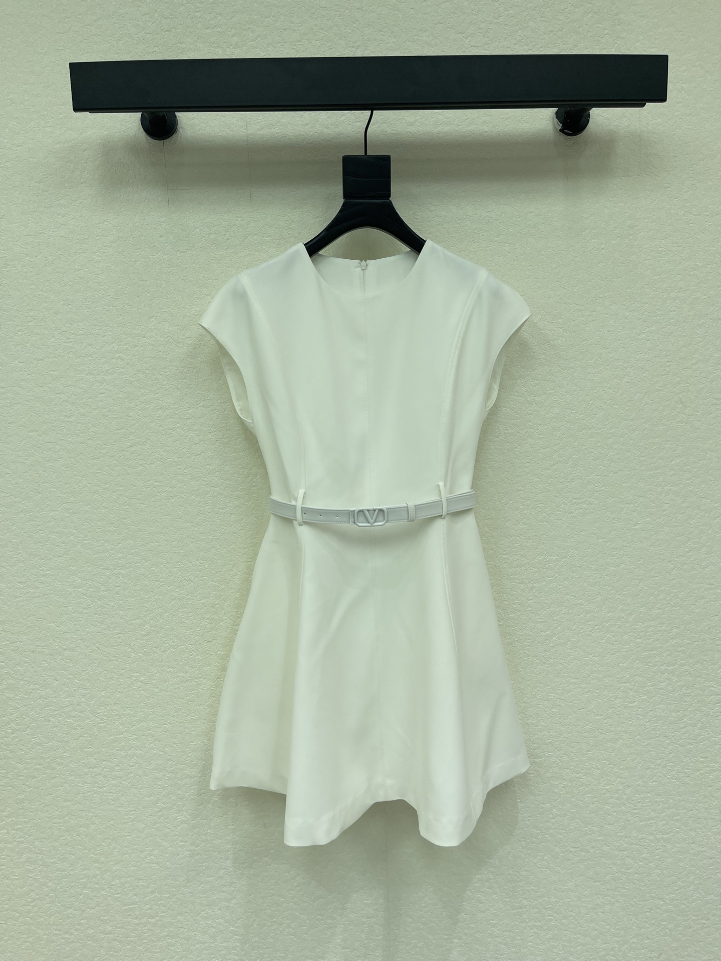 NO:950297,Valentin* classic V-shaped belt short-sleeved dress with small flying sleeves designed to modify the shoulder line. It is a completely unobtrusive skirt. It is simple and high-end. It is full of sophistication and has a basic and unattractive version design. The waist is designed to be nipped in, making it playful and age-reducing!  Paired with a logo metal belt, it is elegant and high-end. The high-waisted small A-line skirt elongates the figure~ The elegant skirt must be a favorite of young ladies. The length is above the knees, just exposing the slender calves. S-XL, valentino, skirts, T-shirt,19860909Valentin*经典V字腰带短袖连衣裙 小飞袖设计修饰肩线 完完全全不挑人的裙子 简约高级 精致感十足,基础不挑人的版型设计~ 腰部做了收腰的设计,俏皮减龄！ 搭配logo金属腰带大方又高级 高腰小A字裙型,拉长身材线条比例~ 优雅的裙子一定是小姐姐们心头好啊 长度在膝盖上,正好露出纤细的小腿 S-XL,,valentino,skirts,T-shirt,,Women's clothing
