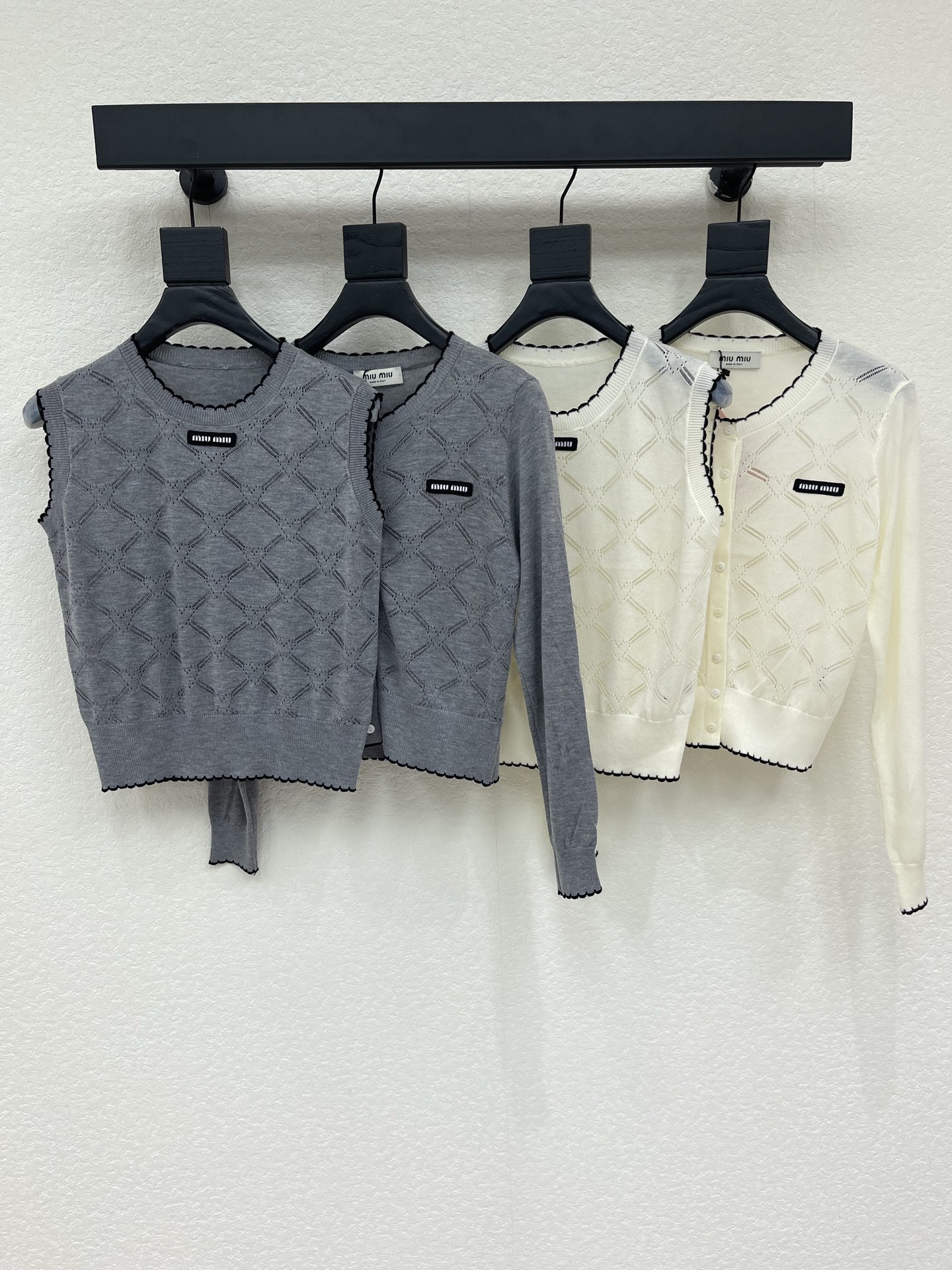 NO:950347,Miumi*26 new early autumn two-piece knitted vest + cardigan set, classic diamond pattern design, contrasting piping is very recognizable!  The vest is sleeveless and the cardigan is long-sleeved with buttons. The logo on the chest is low-key and high-end. The material is soft and comfortable, very suitable for spring and autumn. It looks great when worn alone or layered. It can easily switch between elegant or casual style, and can be easily used for daily commuting and dating ~ SML,,miumiu,19860909Miumi*26早秋新款针织背心+开衫两件套,经典菱格纹设计,撞色滚边超有辨识度！背心无袖剪裁,开衫是长袖纽扣款,胸前Logo低调又高级.材质柔软舒适,春秋穿超合适,单穿or叠搭都很出彩,轻松切换优雅or休闲风,日常通勤、约会都能轻松驾驭～SML,,miumiu,,Women's clothing