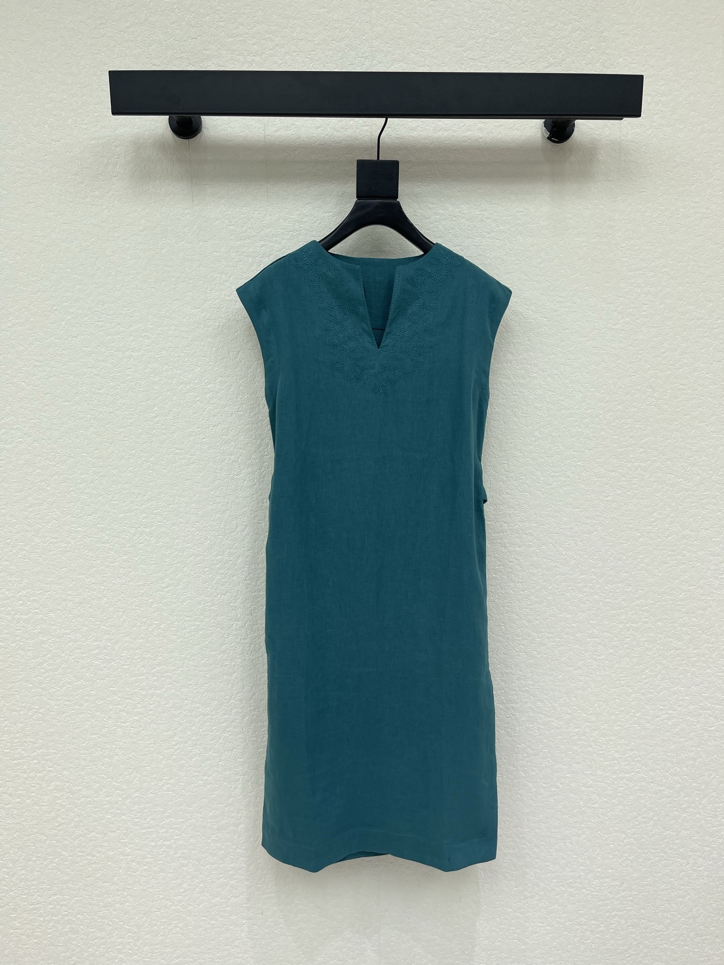 NO:950324,LP*'s new turquoise green linen sleeveless long skirt dress has a small V-neck with exquisite full embroidery, abandoning cheap printing. Even the belt is embroidered with the same series, and the whole set of techniques is unified. Side slits are cut, and the laces can freely tighten the waistline. The linen fabric is breathable and refreshing, relaxed and elegant, and the upper body is gentle and white. The natural linen texture is lazy and elegant, just perfect for daily travel. 36-38-40,,loro piana,skirts,19860909LP*新品愈松石绿亚麻无袖长裙连衣裙 小V领精致满绣,摒弃廉价印花 连腰带都做同系列刺绣,整套工艺统一 侧边开衩剪裁,系带自由收束腰线 亚麻面料透气清爽,松弛大气,上身温柔显白 天然亚麻肌理,慵懒雅致,日常出行刚刚好 36-38-40,,loro piana,skirts,,Women's clothing