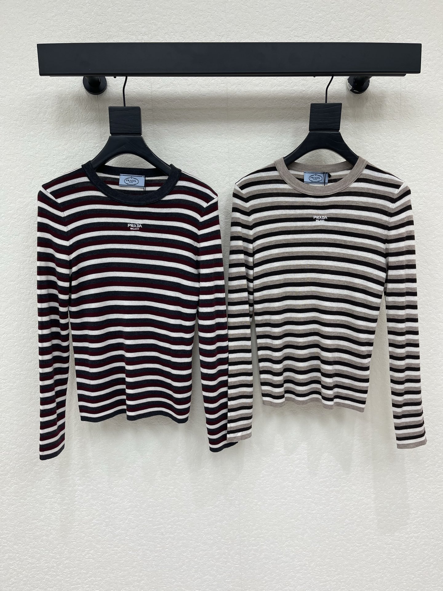 NO:953301,Prad*26 new early autumn striped long-sleeved sweater, made of high-quality knitted fabric, soft and comfortable, suitable for close-fitting wear. Classic striped design, black and white and burgundy contrasting colors, full of visual layering. The round neck is simple and elegant, the cuffs and hem details are exquisite, and the brand logo is low-key to highlight the identity of the P family. It is very suitable for spring and autumn. It can be easily paired with wide-leg pants or jeans whether commuting or leisure. It is casual and fashionable, and can easily create a high-end style!  SML,,prada,jeans,19860909Prad*26早秋新款条纹长袖针织衫,采用高品质针织面料,柔软舒适,适合贴身穿着.经典条纹设计,黑白与酒红撞色,视觉层次感满满.圆领简约大方,袖口和下摆细节精致,品牌标识低调彰显P家身份.春秋季节穿着超合适,无论通勤还是休闲都能轻松搭配阔腿裤或牛仔裤,随性又时髦,轻松打造高级感穿搭风格！SML,,prada,jeans,,Women's clothing