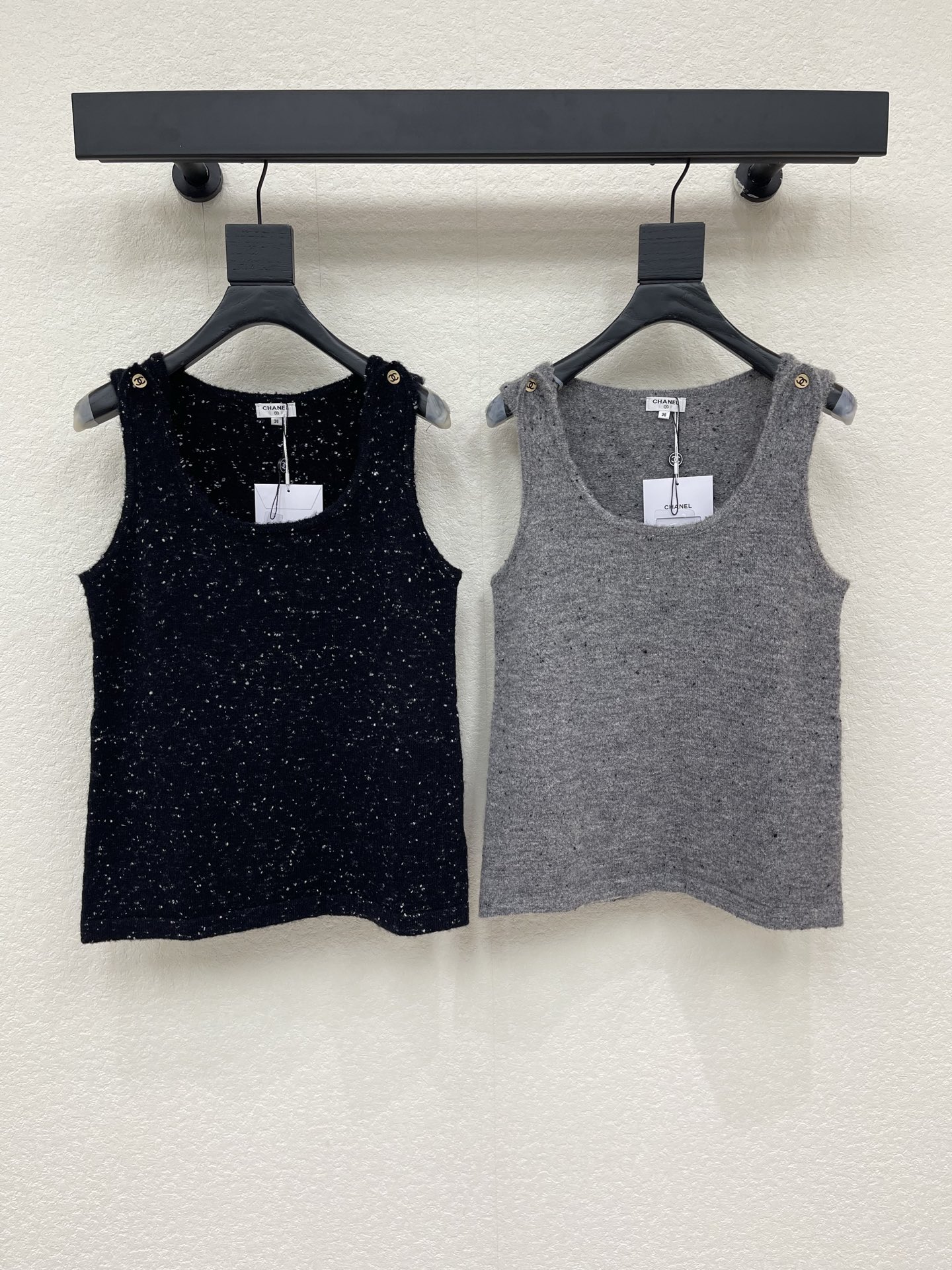 NO:953270,Chane*26 new early autumn round neck sleeveless knitted vest, blended fabric with subtle spotted texture, double C button decoration on the shoulder straps. Slim but not tight, simple yet revealing texture, it is a versatile basic style that can be worn in all seasons!  SML,,chanel,19860909Chane*26早秋新款圆领无袖针织背心,混纺面料带细微斑点肌理,肩带处双C纽扣装饰.修身但不紧绷,简约中透着质感,是一件四季都能穿的百搭基础款！SML,,chanel,,Women's clothing