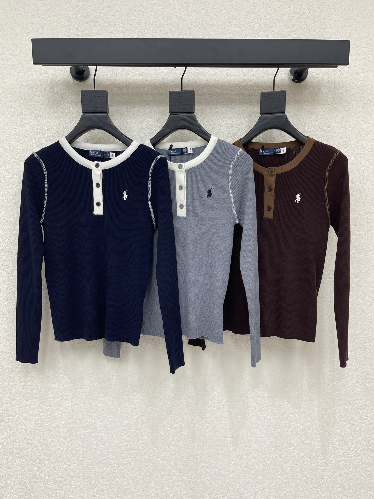 NO:953279,Ralph laure*26 new early autumn round neck knitted long sleeves!  Customized Tencel knitted material, soft and comfortable, knitted round neck and long-sleeved version, half-buttoned collar, adjustable at will, all-over plain base, one-sided logo, showing the brand's high-end style, rich design layers, easy to control for daily travel or leisure and entertainment, fashionable and relaxed!  SML,,loro piana,19860909Ralph laure*26早秋新款圆领针织长袖！定制天丝针织材质 柔软舒适 针织圆领长袖版型 领口半开襟钮扣处理 随意调节 通体素色打底 单侧logo标识 尽显品牌高级格调 丰富设计层次 穿搭日常出行还是休闲娱乐 都能轻松驾驭 时尚松弛！SML,,loro piana,,Women's clothing