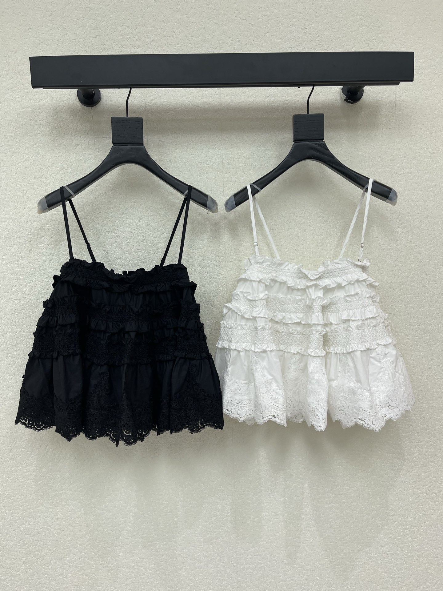 NO:953353,Zhao Lusi's same style Zim*26 new short lace ruffled sweet doll style suspender A-line top pleated tube top detachable and adjustable shoulder straps imported 100% cotton fabric elegant and fresh holiday style romantic and elegant must-have item for white and rich beauty. So beautiful ~ looks good in daily photos SML,,19860909赵露思同款Zim*26新品短款蕾丝荷叶边甜美娃娃款吊带A字上衣褶皱抹胸背心 可拆卸、可调节的肩带 进口百分百棉面料 淡雅清新的度假风气息 浪漫优雅的白富美必备单品 美炸啦～日常拍照妥妥的好看 SML,,,Women's clothing