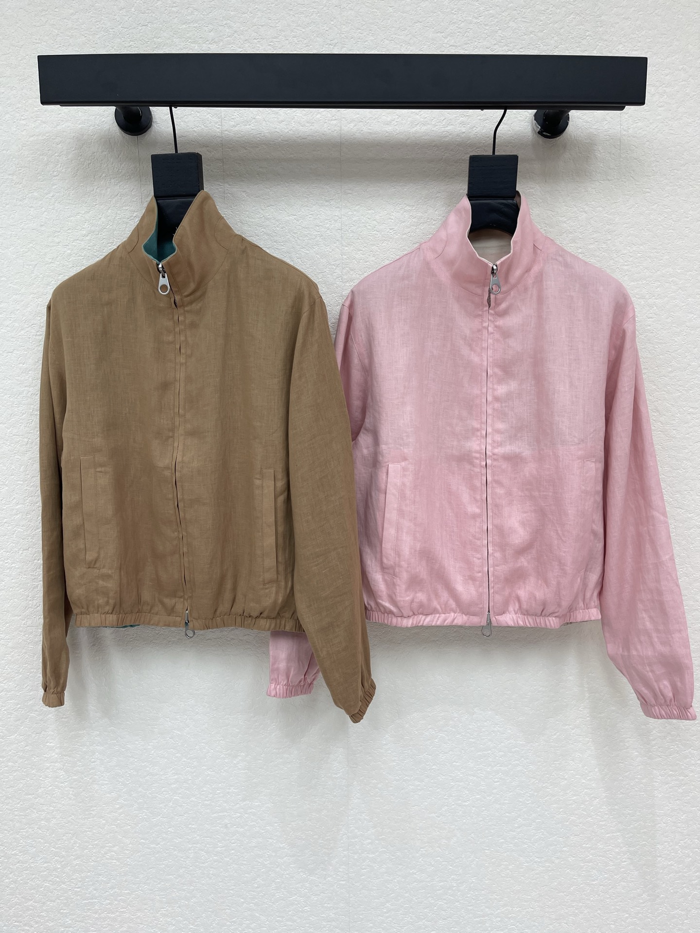 NO:954542,Lp*26's new reversible linen jacket is a multi-faceted style. One side is romantic and gentle hibiscus pink, which is the brightness hidden in the bones. The other side is simple, elegant and plain, which is a different kind of casualness. Breathable linen texture, comfortable and calm in every gesture. Neat and stylish stand-up collar design, showing extraordinary temperament and taste. Wear for many occasions, bringing a sense of freedom and relaxation to life. 39-40-42,,loro piana,jackets &  coats,jackets & coats,19860909Lp*26新品双面可穿亚麻夹克外套 演绎多面穿搭风格 一面浪漫温柔木槿粉 是藏在骨子里的明媚 一面简约典雅素净 是别样质感的休闲随性 呼吸感亚麻质地 举手投足间舒适从容 利落有型立领设计 展现非凡气质与品味 多场合穿搭 为生活带来自在松弛感 39-40-42,,loro piana,jackets & coats,jackets & coats,,Women's clothing
