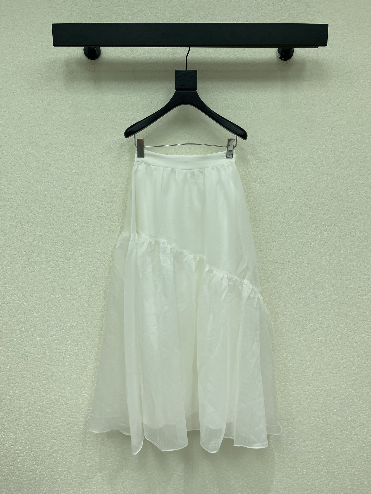 NO:958614,Design 26 New Fairy White Irregular Spliced ​​Mid-length Skirt. Decorated with three-dimensional flower decorations that can be adjusted freely. Irregular split pieces with large lotus leaves for rich layering. The loose A-line version is elegant and smart when walking. Full of gentle vacation atmosphere. Daily outings to the beach are very popular. SML,,skirts,19860909设计26新品仙气白色不规则拼接半身长裙 点缀立体小花装饰可自由调节 不规则分割裁片搭配荷叶大摆层次感丰富 宽松A字版型走动时飘逸灵动 满满的温柔度假氛围感 日常出游海边穿搭十分出片SML,,skirts,,Women's clothing