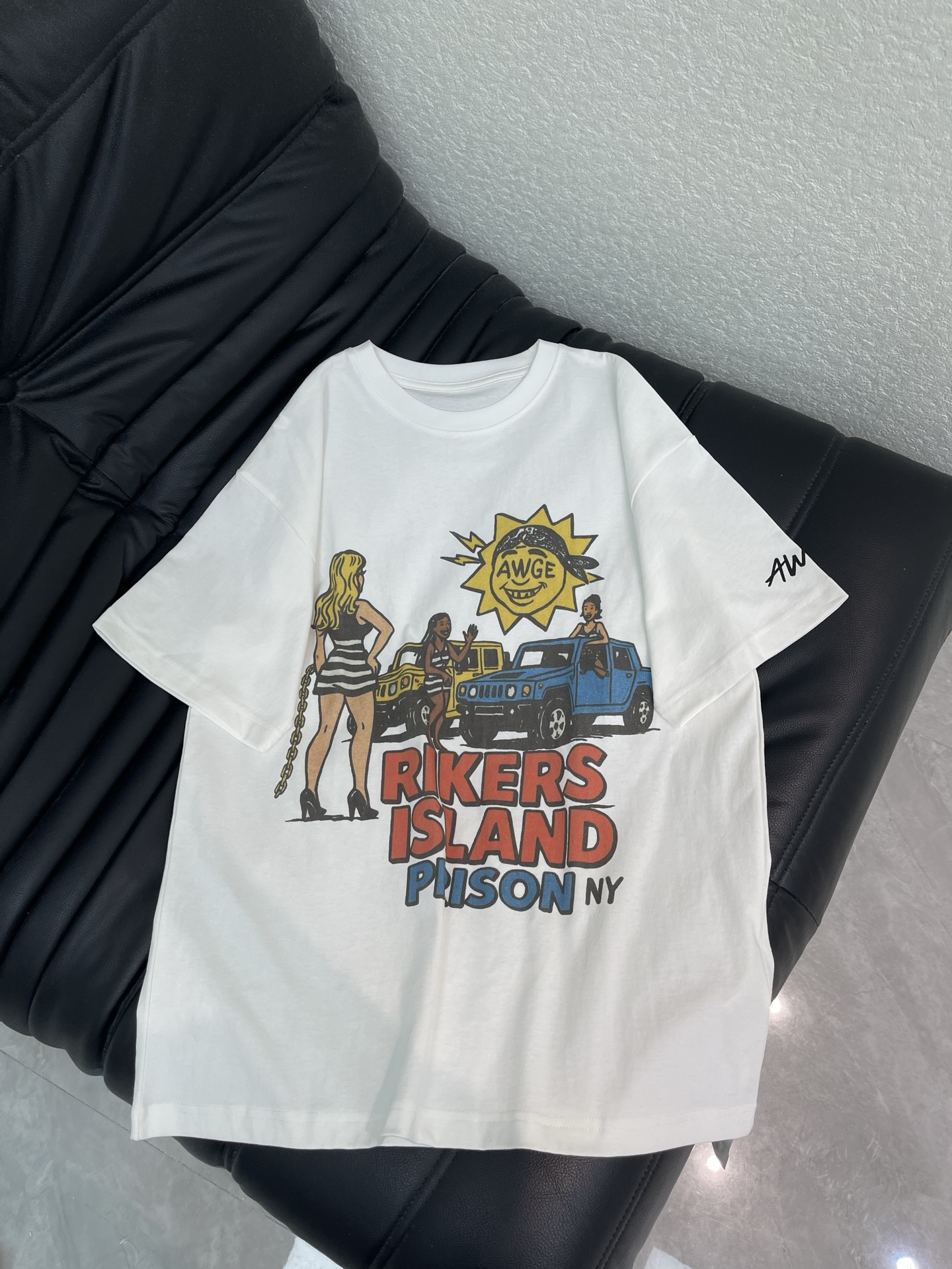 NO:954552,AWGE has the same style of cartoon printed short-sleeved T-shirt. The soft and cute cartoon pattern comes with a vitality buff. It is made of heavyweight, skin-friendly cotton. It is soft and waxy but not stiff. It hangs snugly and will not make you look bloated. It is highly breathable!  The loose, dropped-shoulder version is comfortable and slim, and can be easily controlled by both men and women. The 'Rikers Island Prison NY' cartoon print on the front, off-road vehicle + character elements, is an all-purpose basic model that can be worn with eyes closed. It can help you feel lazy and relaxed in summer!  SML,,T-shirt,tees,t-shirt,19860909AWGE 同款卡通印花短袖T恤,软萌卡通图案自带元气buff,重磅亲肤全棉,软糯不发硬,垂感在线不会贴身显臃肿,透气度拉满！宽松落肩版型,舒适又显瘦,男女都能轻松驾驭.正面'Rikers Island Prison NY'卡通印花,越野车+人物元素,闭眼入的万能基础款,夏天的慵懒松弛感全靠它拿捏！SML,,T-shirt,tees，t-shirt,,Women's clothing