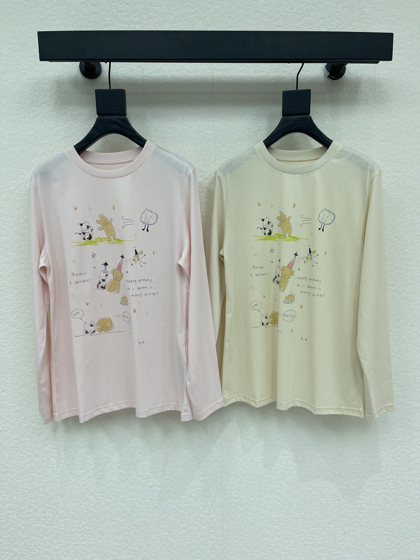 NO:956494,Design * 26 new early autumn soft and cute hand-painted animal long-sleeved T-shirts, available in two gentle tones of light pink and off-white. The childlike graffiti print is healing and fresh, and the cartoon pattern is paired with small literary characters, full of relaxed girlish feeling. The delicate skin-friendly fabric is soft and breathable, the simple round neck is not flattering, and the loose tailoring is free and unconstrained. It is refreshing and smart to wear alone for daily use, and can also be used as a layered inner layer to easily create a lazy and healing casual outfit. SML,, tees, t-shirt,19860909设计*26早秋新品软萌手绘小动物长袖T恤,提供浅粉、米白两种温柔色调.童趣涂鸦印花治愈清新,卡通图案搭配文艺小字,充满松弛少女感.细腻亲肤面料柔软透气,简约圆领不挑身形,宽松剪裁自在无束缚.日常单穿清爽灵动,亦可作为叠穿内搭,轻松打造慵懒治愈的休闲穿搭.SML,,tees，t-shirt,,Women's clothing